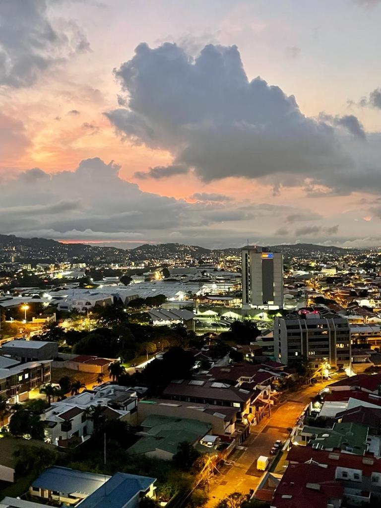 Amazing views SJO, Cozy, Equipped. 24/7 Concierge