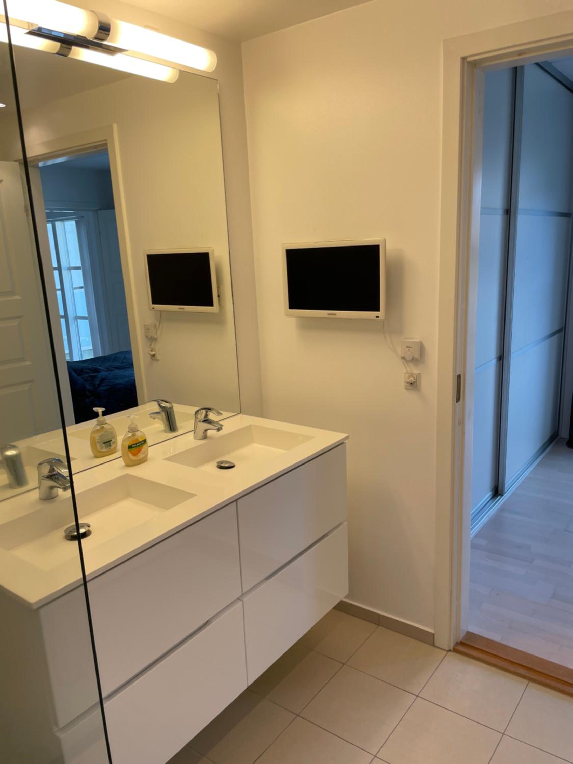 CITY LUX APARTMENT, 2 FULL BATHROOMs view 3