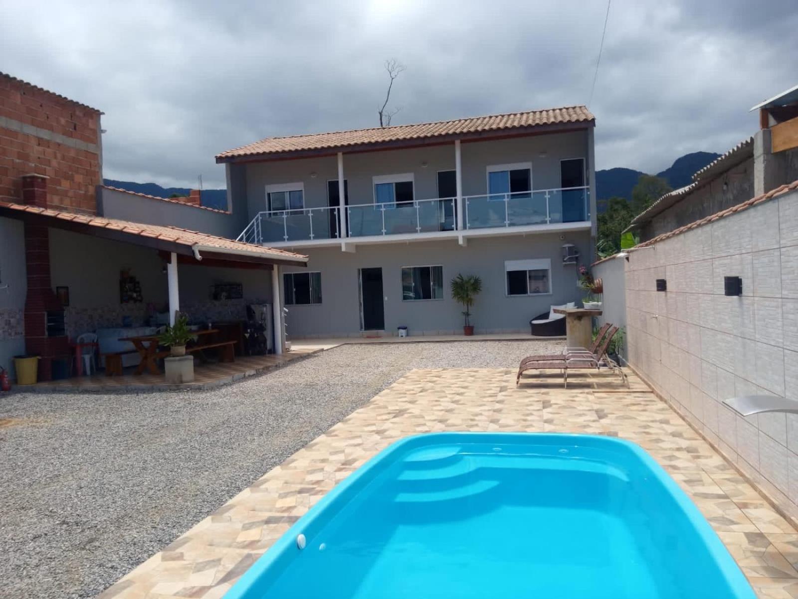 Casa de 4 suites com piscina, próxima a praias e do centro de Ubatuba