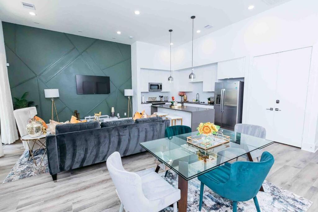 Contemporary luxe home 10mins from DT Houston!!! view 2