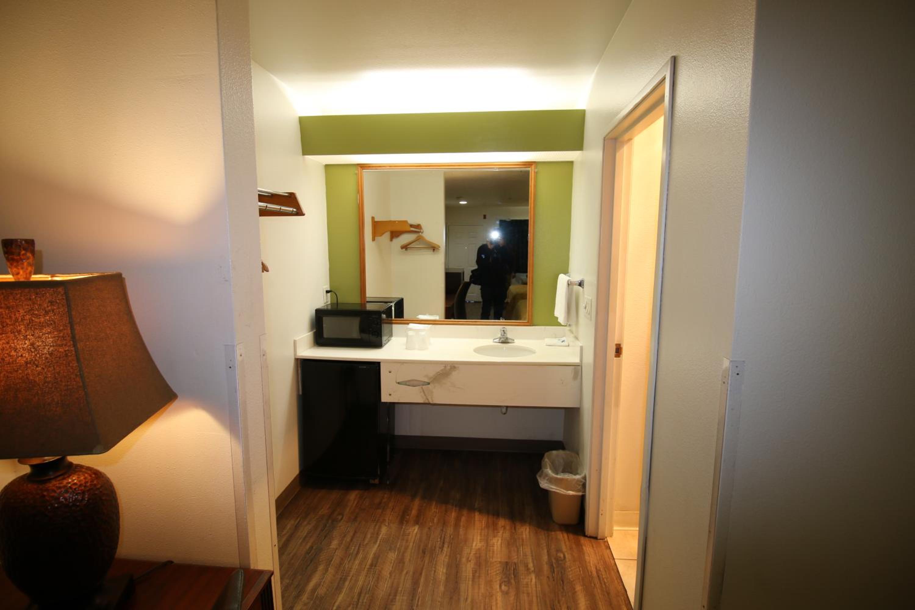 Oakland Vacations - Rice Hill Inn - Property Image 2