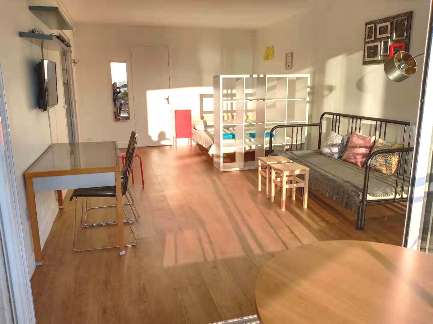 Renovated, 37m², 2 min walk Tram, 5 min La Défense view 5