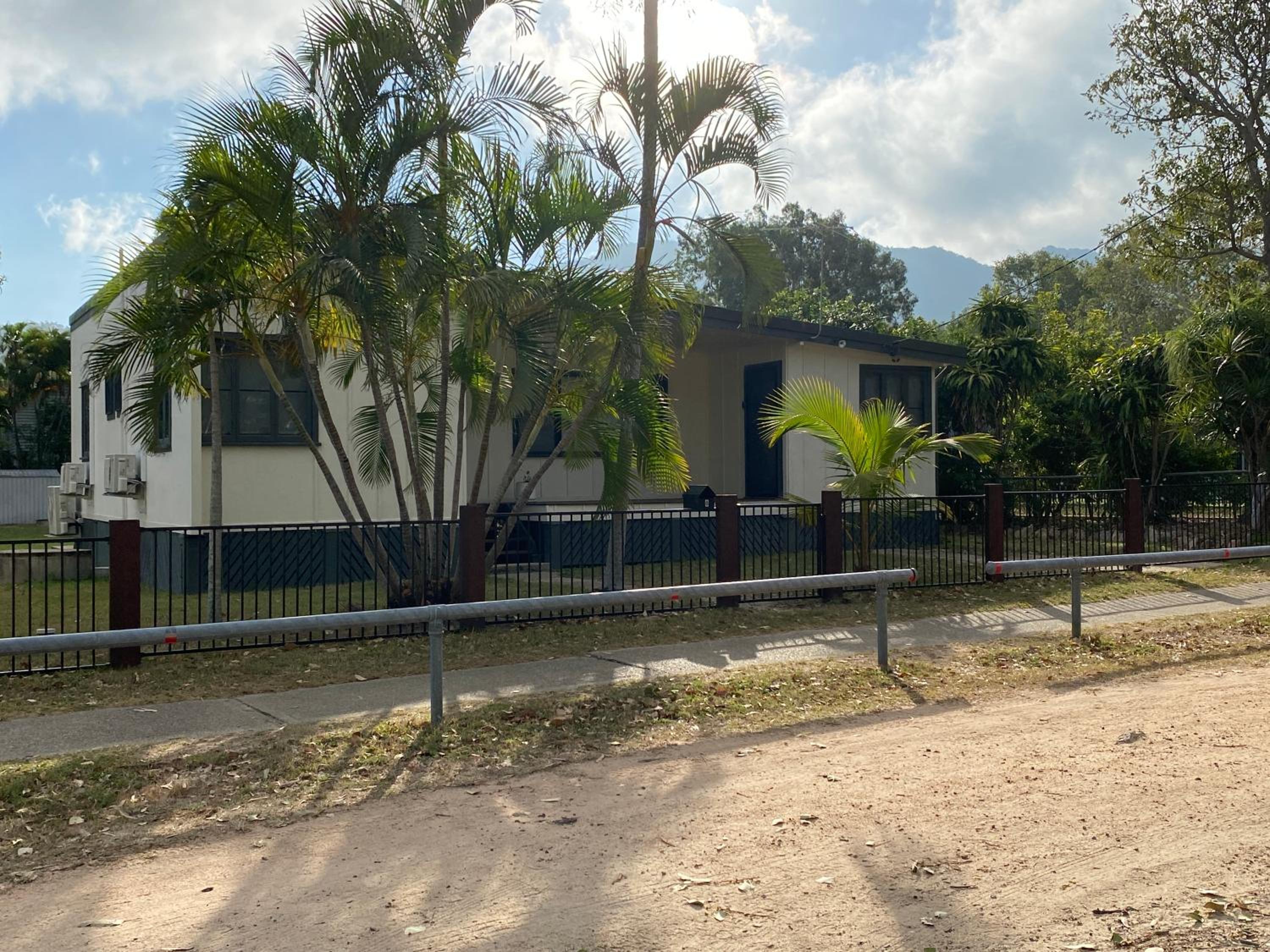 Modern Quiet Holiday 4 bedroom Home, Nelly Bay
