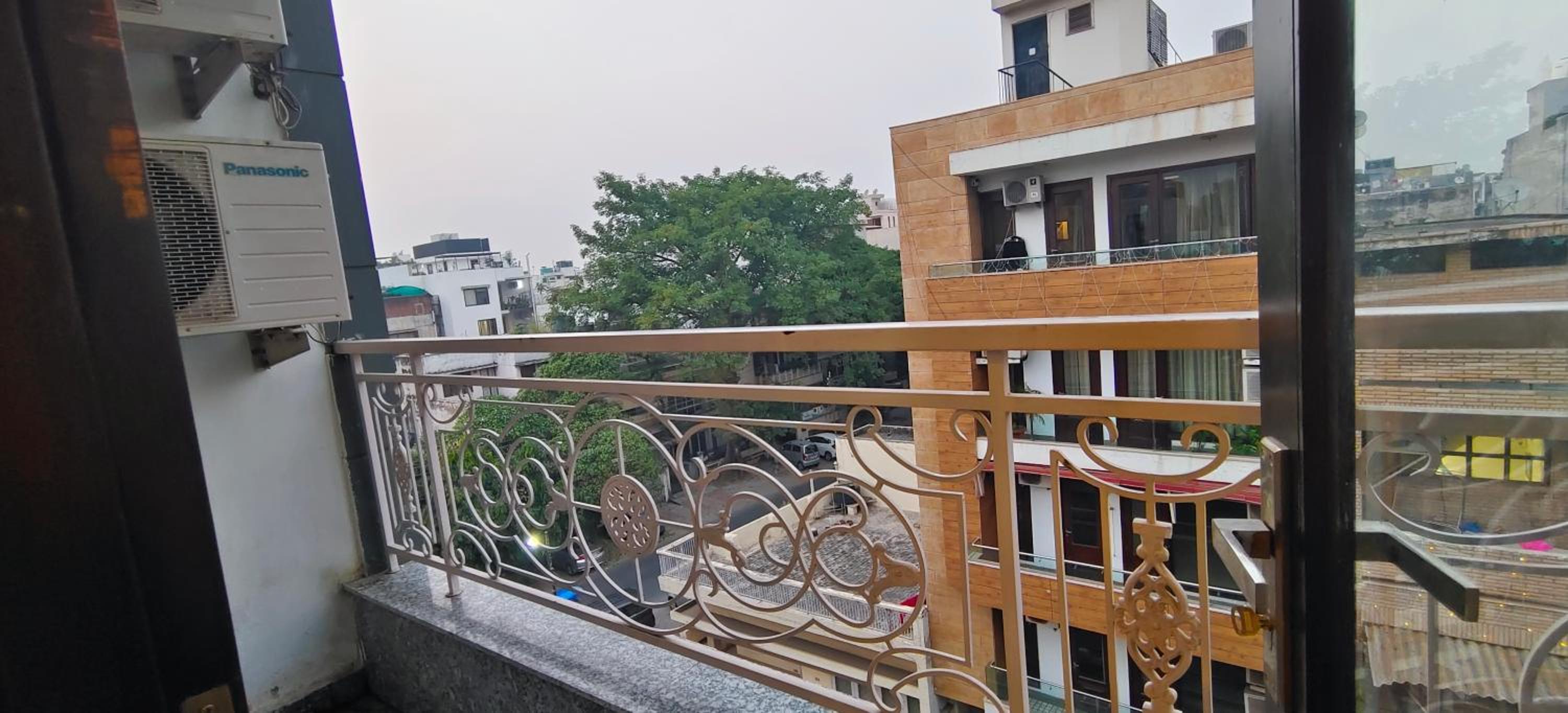 Hostmystay- 3Bhk Terrace! Gk1 M block view 5