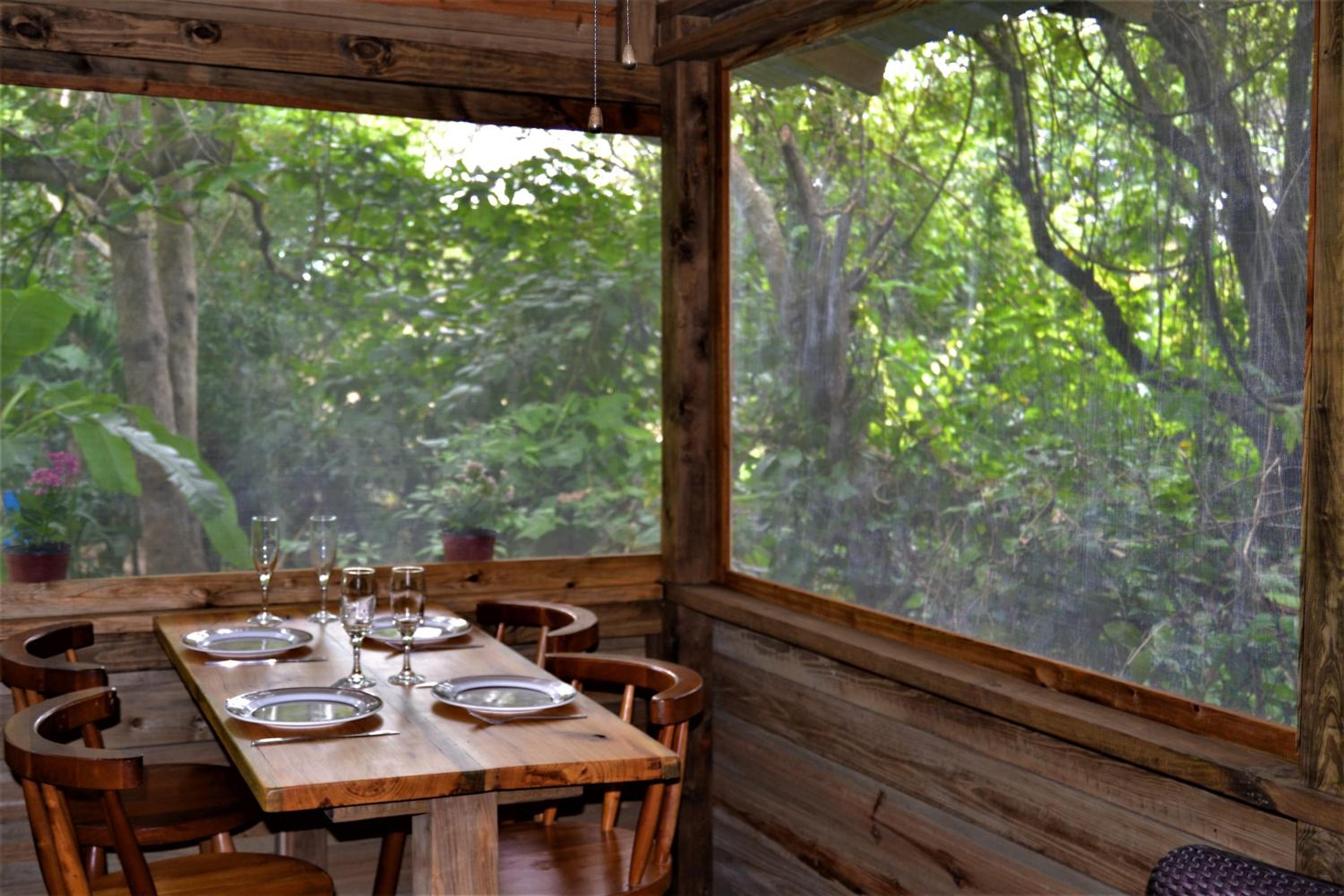 Licensed 2 bedroom cabin Close to San Ignacio, local dining, and adventure tours