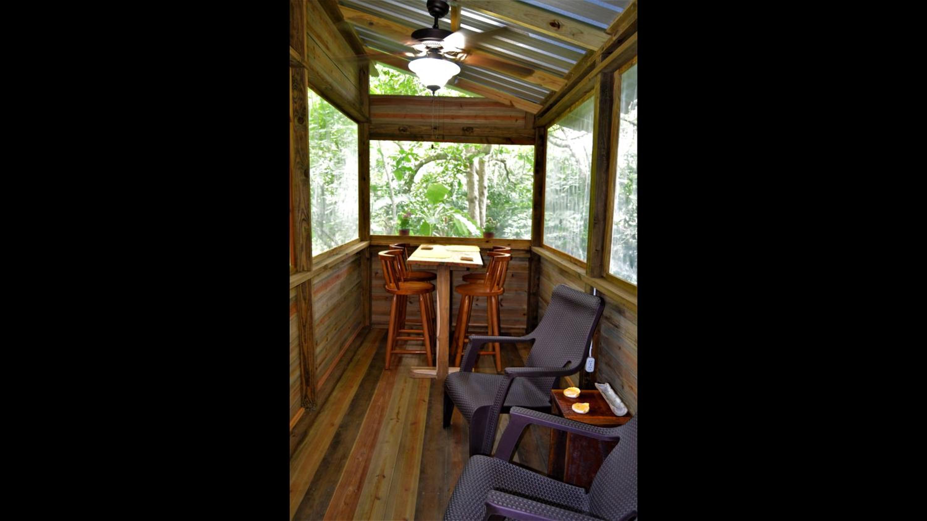 Licensed 2 bedroom cabin Close to San Ignacio, local dining, and adventure tours