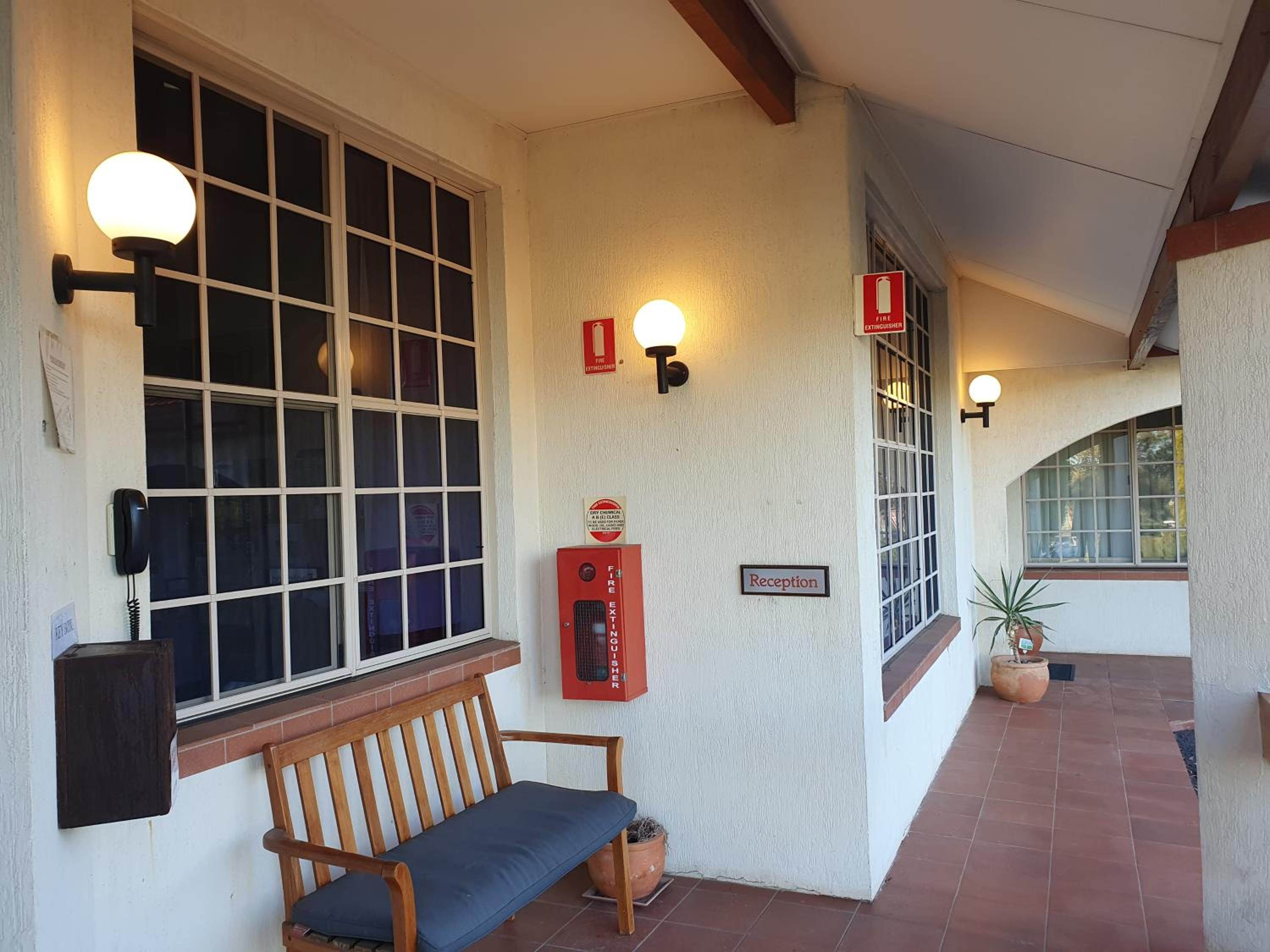 McNevins Warwick Motel