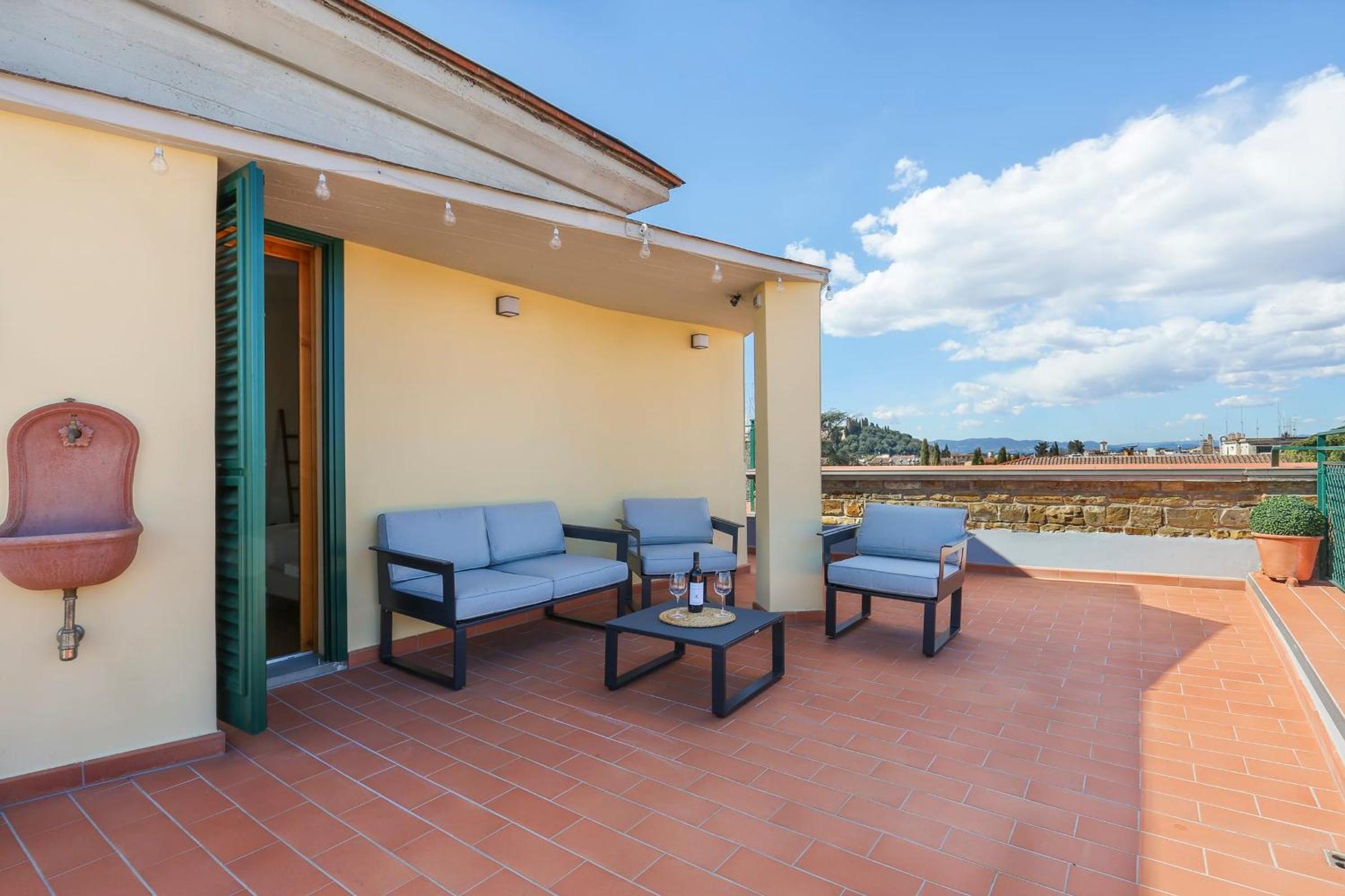 Penthouse with big terrace in Oltrarno photo 4
