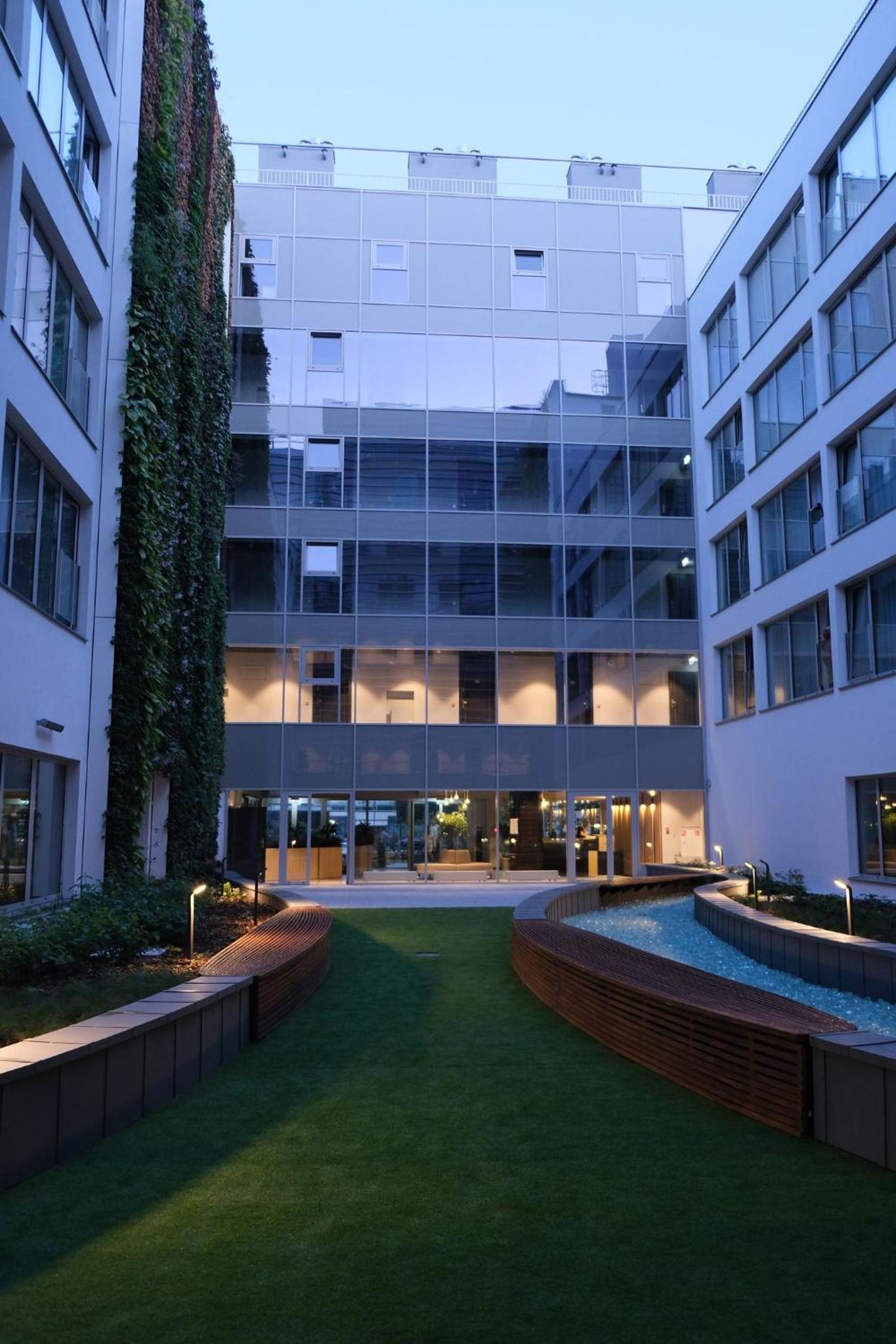 Blue Horizon Apartments view 3