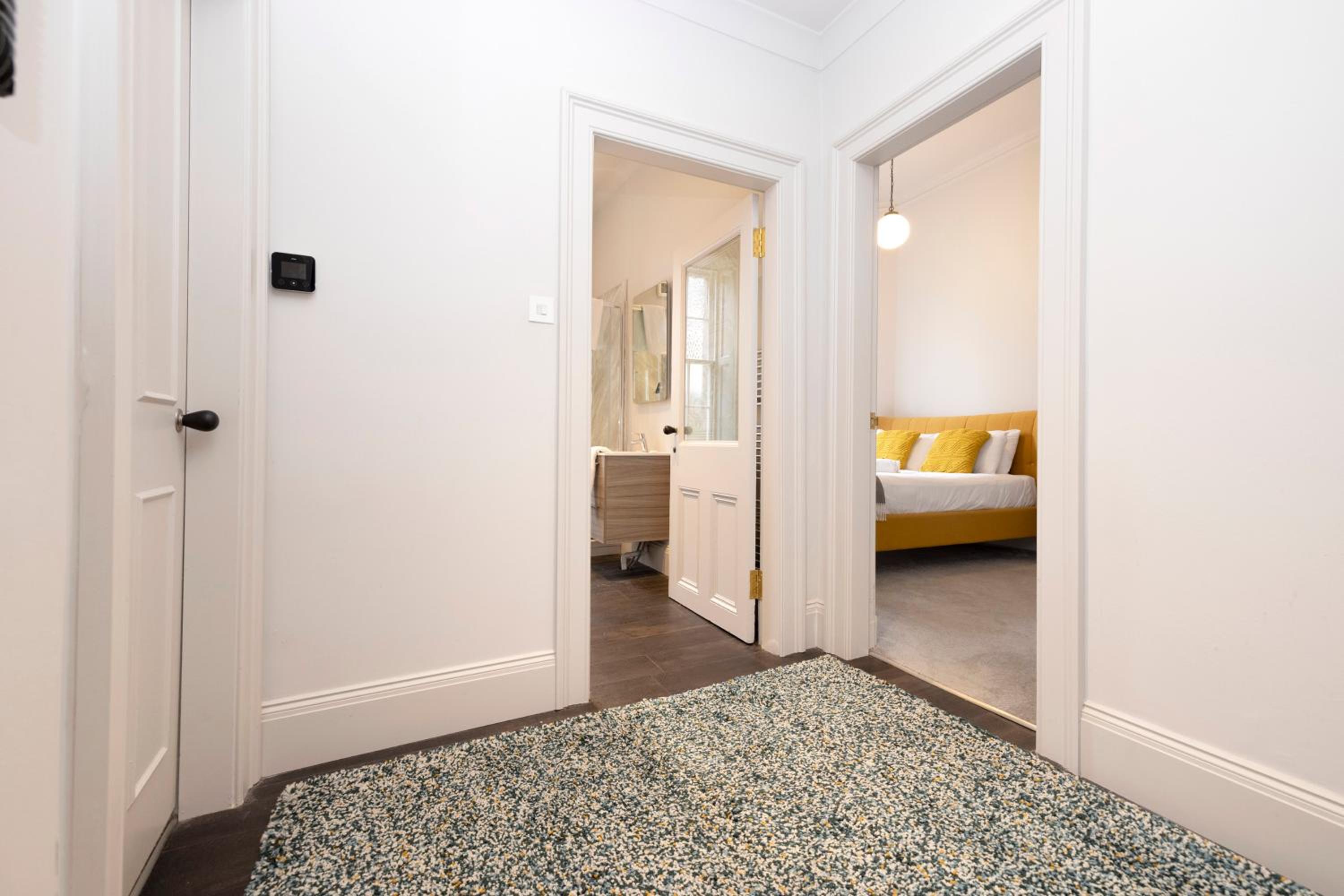 JOIVY Sophisticated Apt near Edinburgh Castle view 3