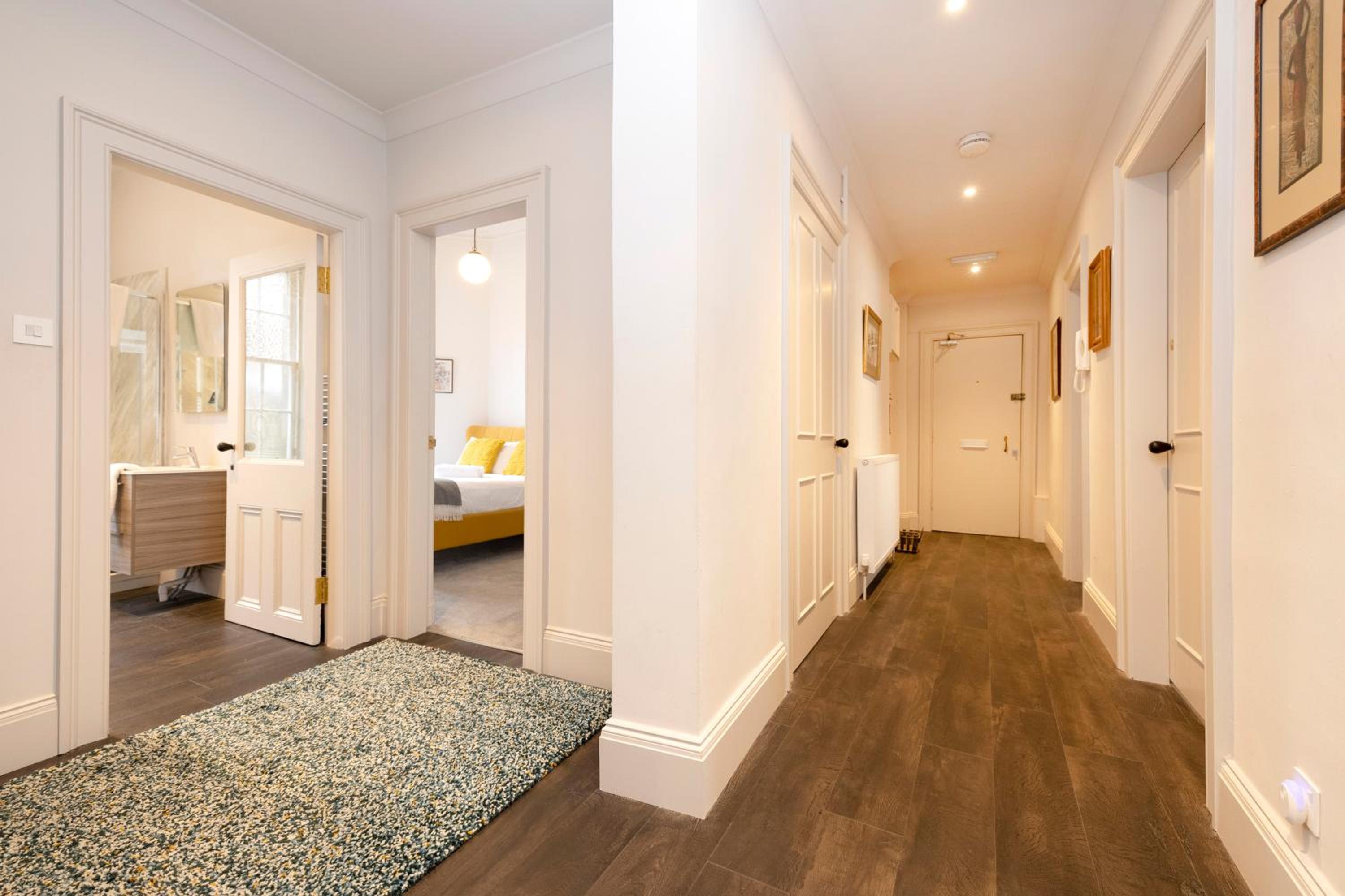 JOIVY Sophisticated Apt near Edinburgh Castle view 2