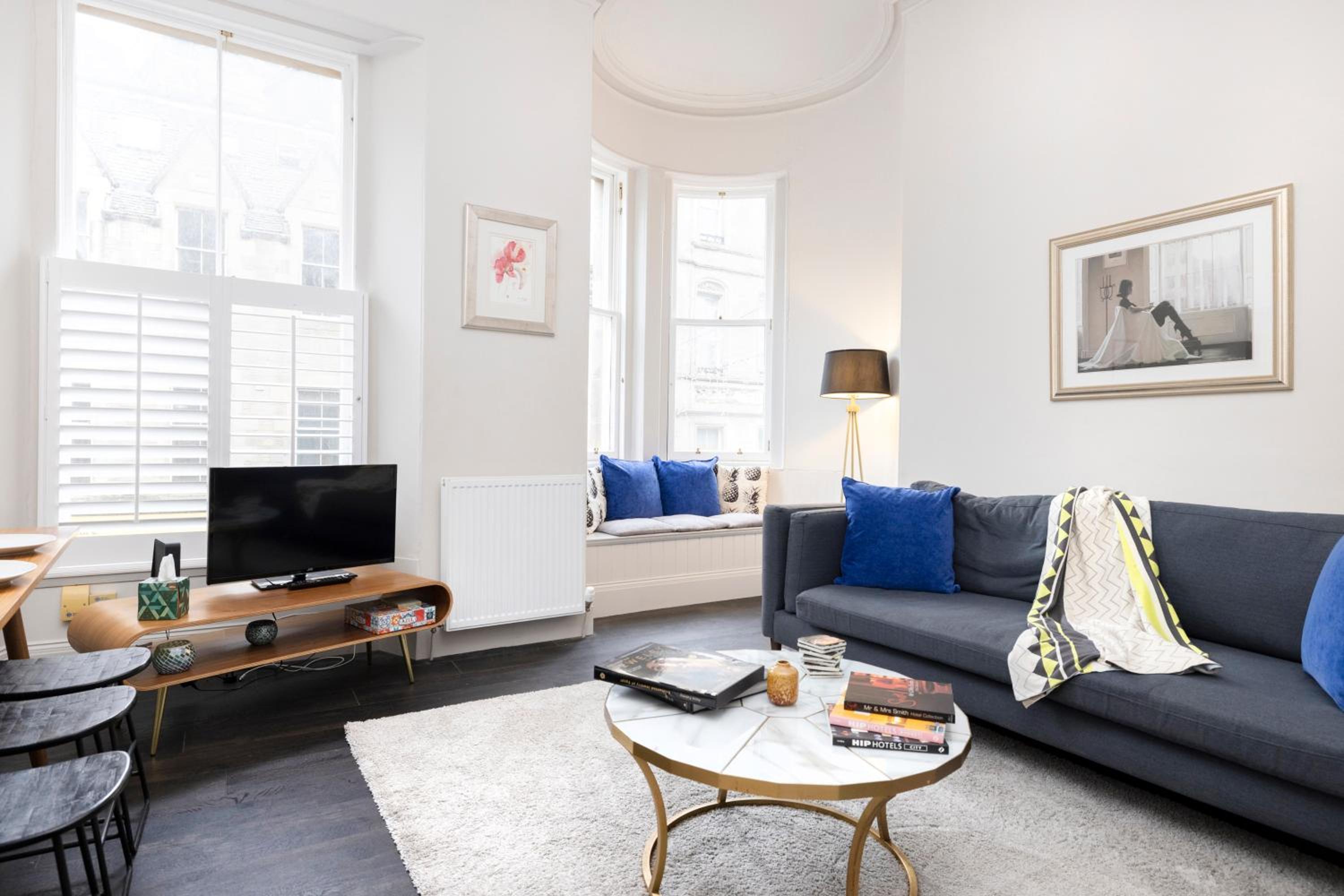 JOIVY Sophisticated Apt near Edinburgh Castle view 4