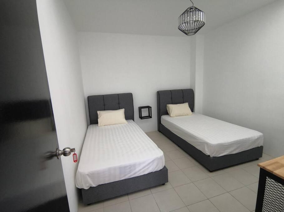 MODERN , SPACIOUS GAMBANG UMP 18 Guest House photo 4
