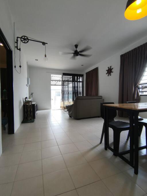 MODERN , SPACIOUS GAMBANG UMP 18 Guest House photo 5