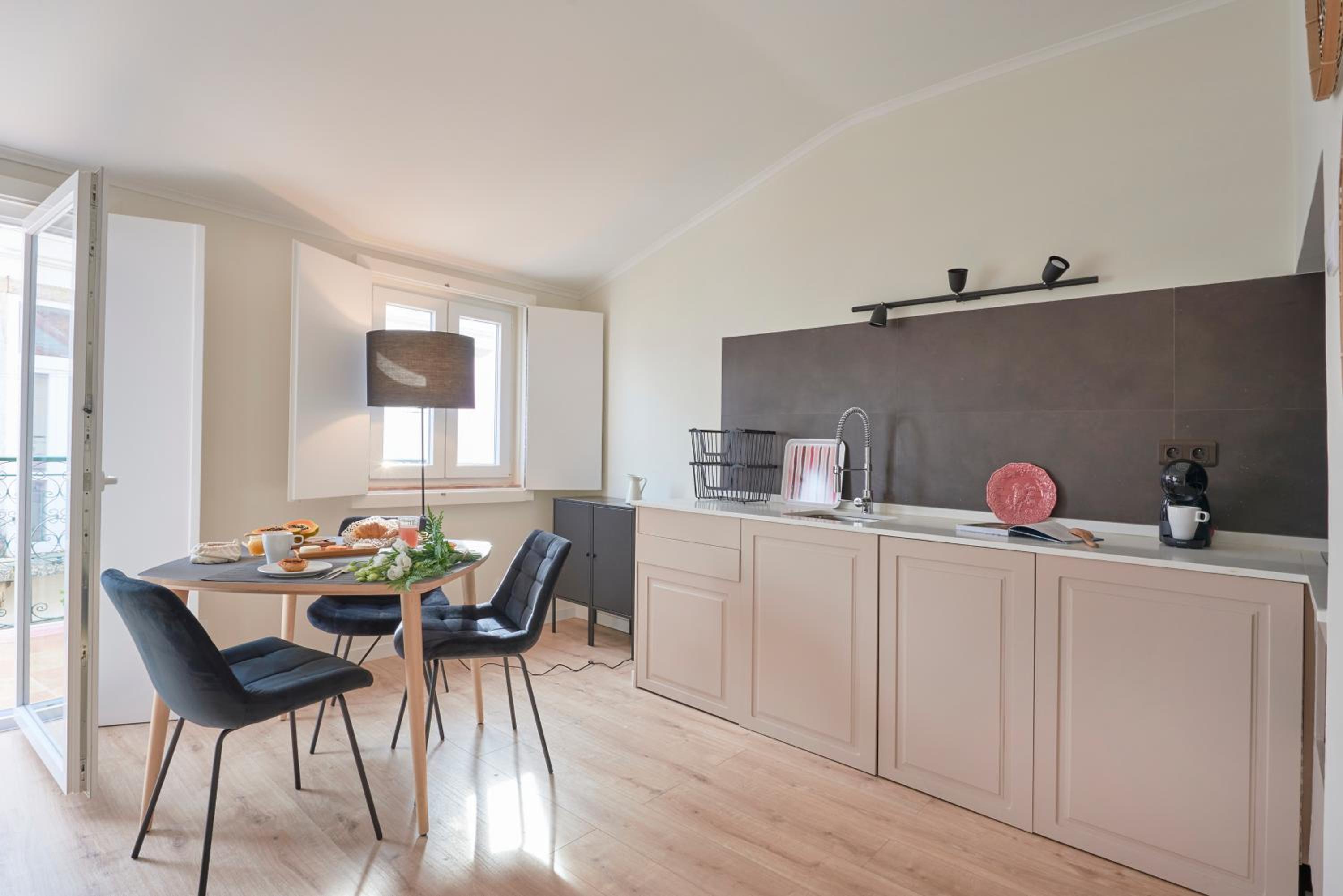 Fantastic Apartment with balcony in Bica view 4