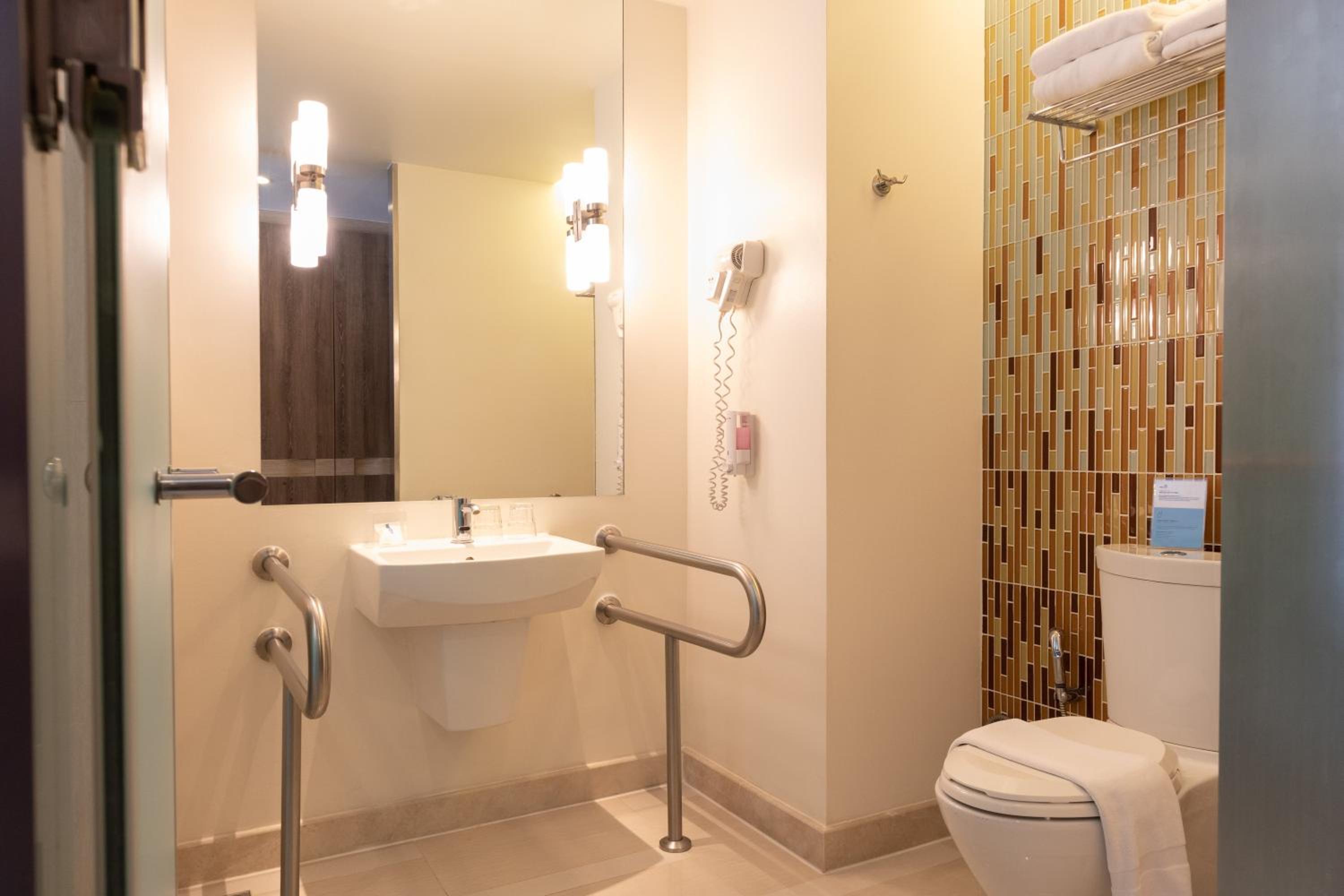 Holiday Inn Express Phuket Patong Beach Central by IHG