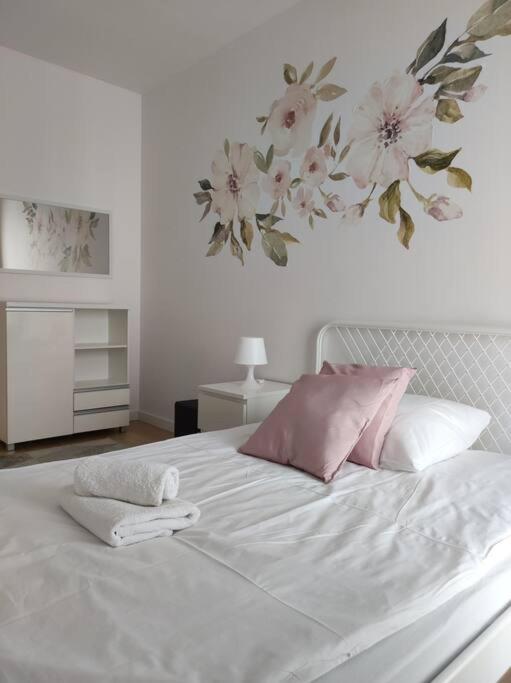 Lovely Apartment vis-a-vis Medicover and Paley Institute