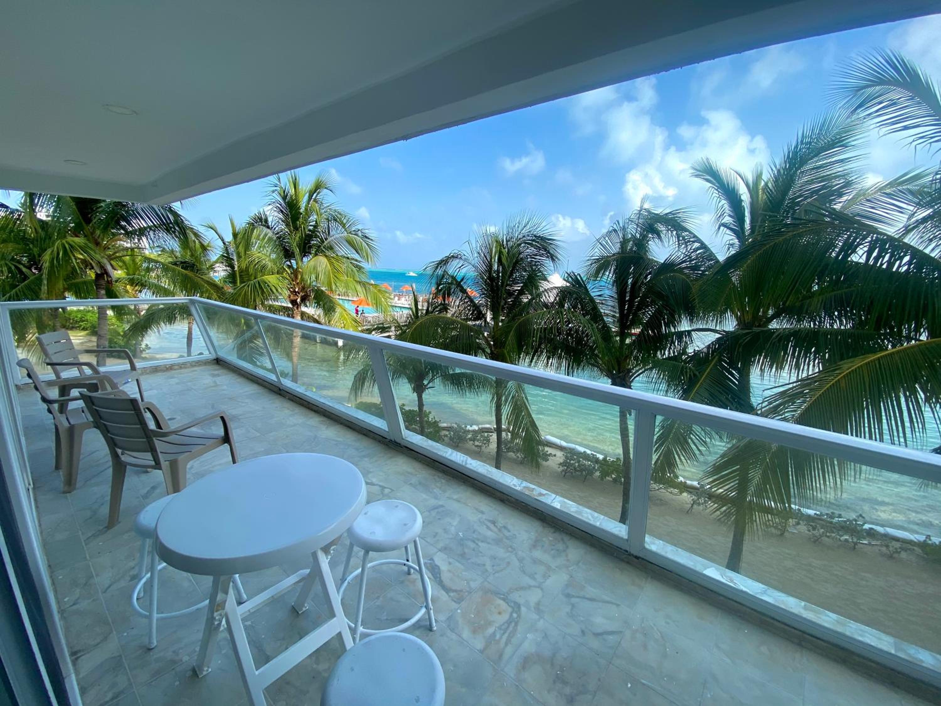 Exclusivos Apartamentos con playa privada view 4