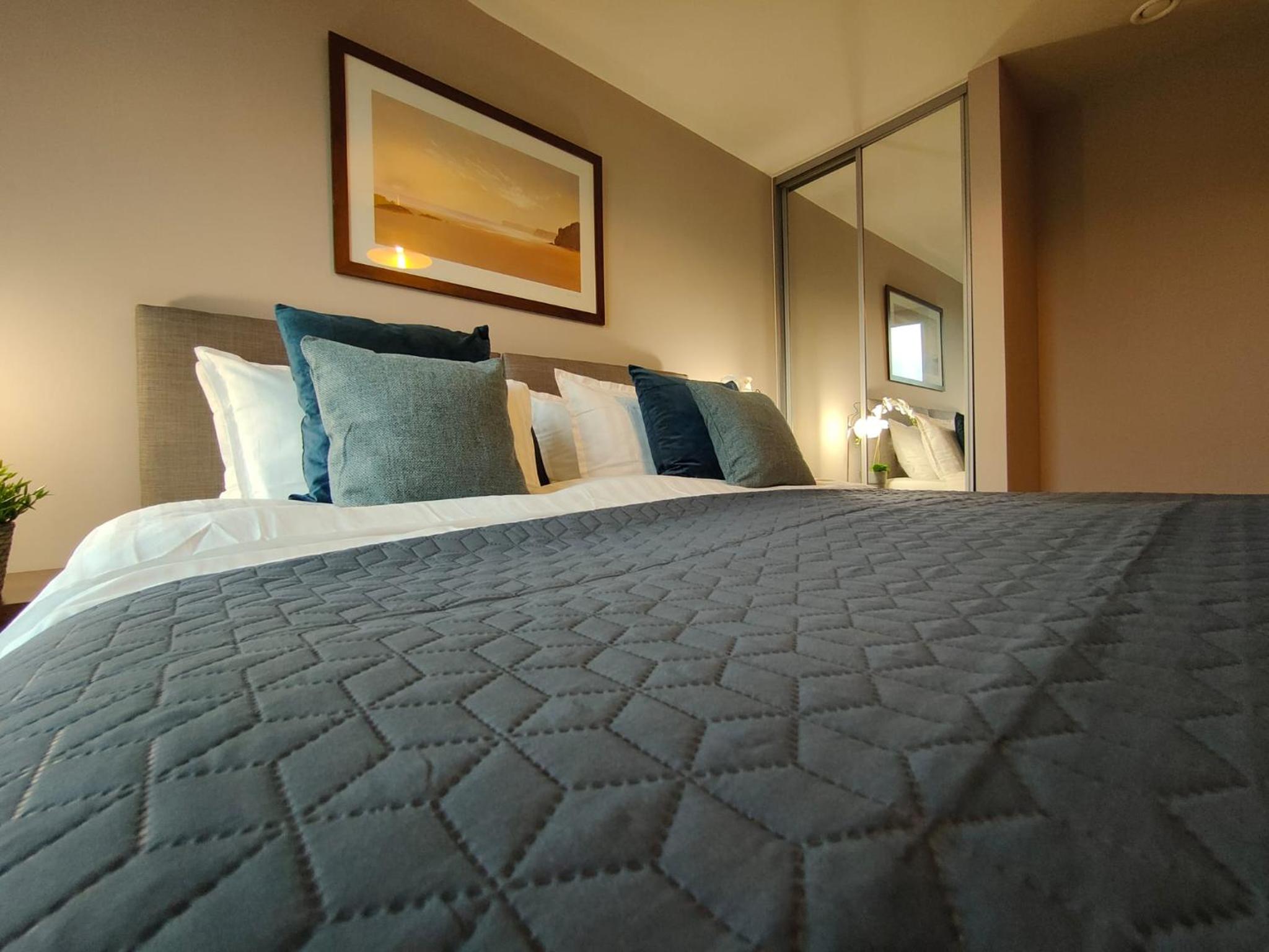 Spacious City Centre 2 bedroom apartment view 4