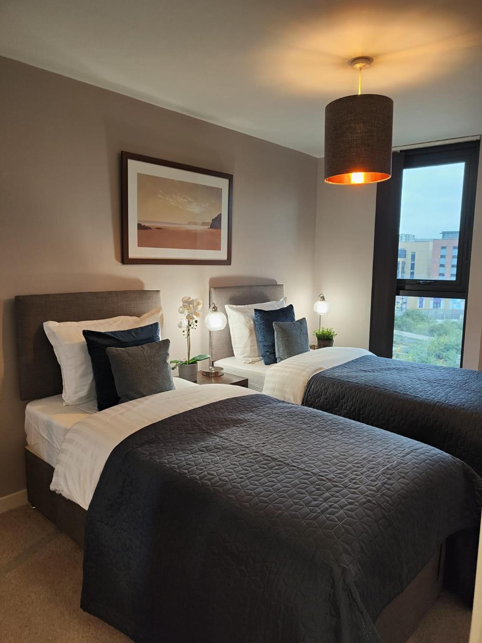 Spacious City Centre 2 bedroom apartment view 3