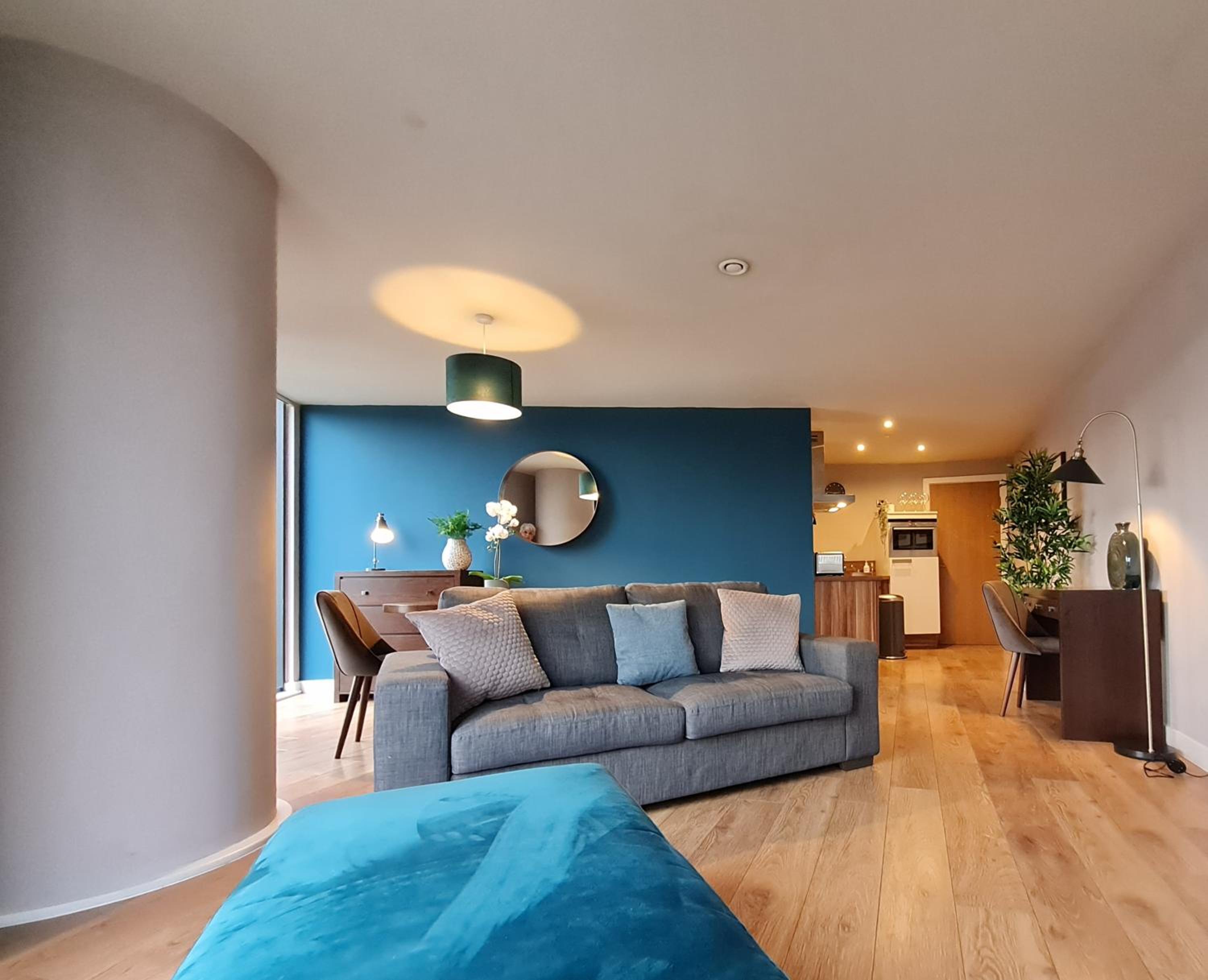 Spacious City Centre 2 bedroom apartment view 5