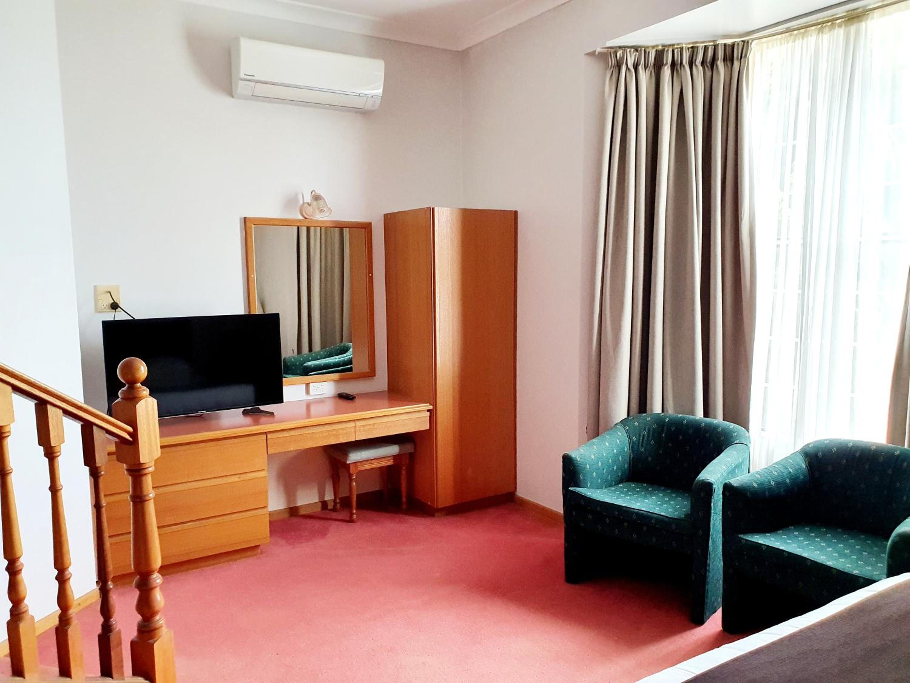 McNevins Warwick Motel