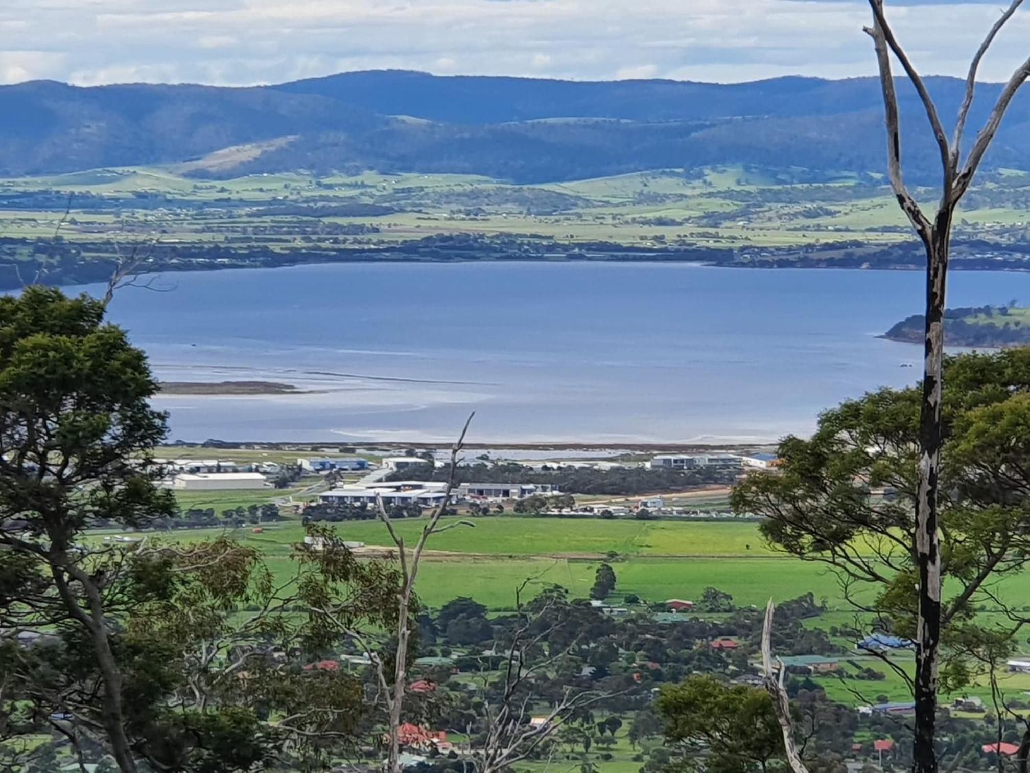 Mount Rumney Escapes - 5 Seaview Kangaroo House