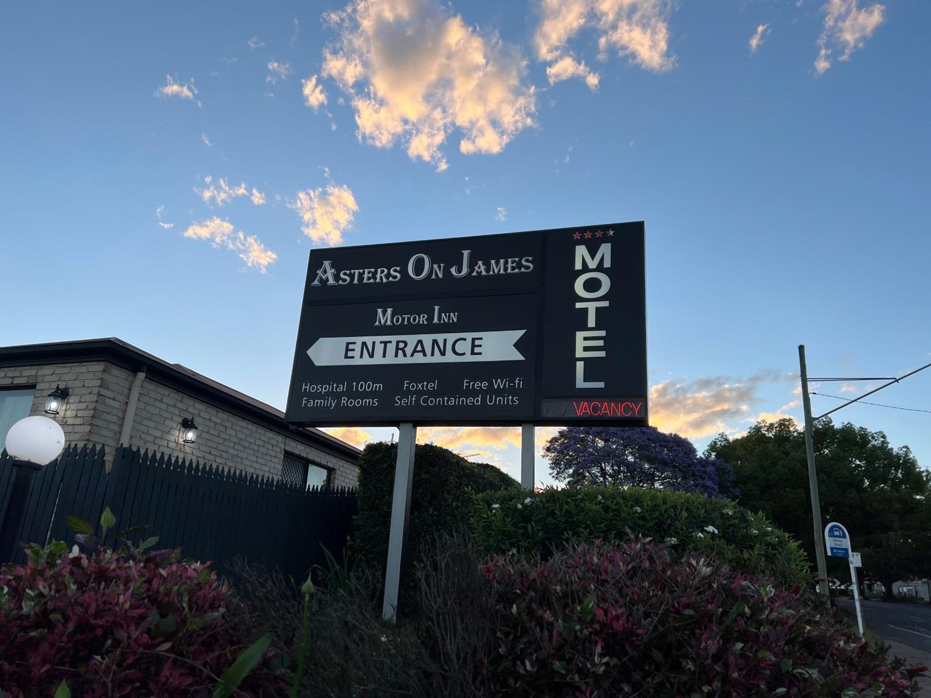 Asters On James Motor Inn