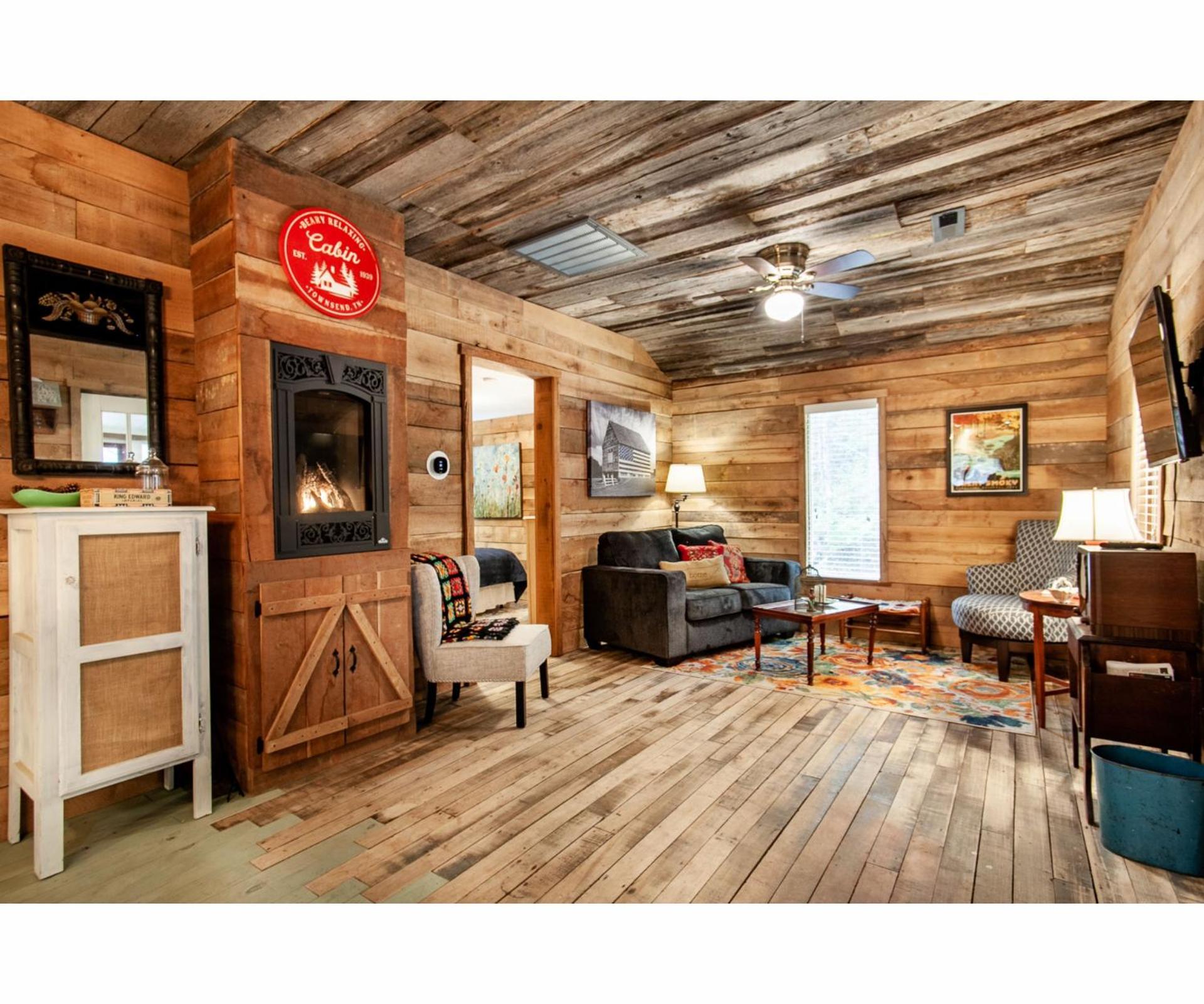 Beary Relaxing Cabin - Rustic with Outdoor Patio view 5