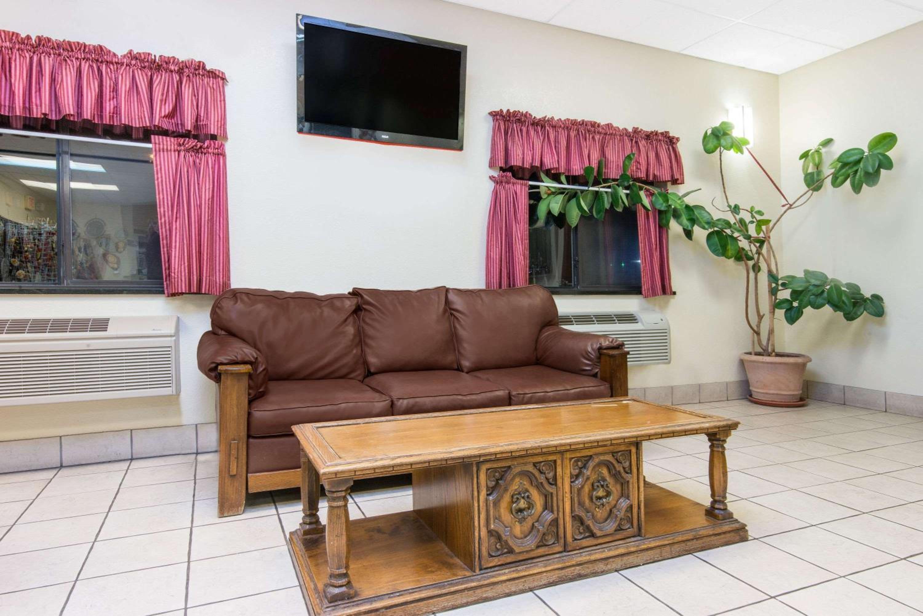 Santa Rosa Vacations - Super 8 by Wyndham Santa Rosa - Property Image 2