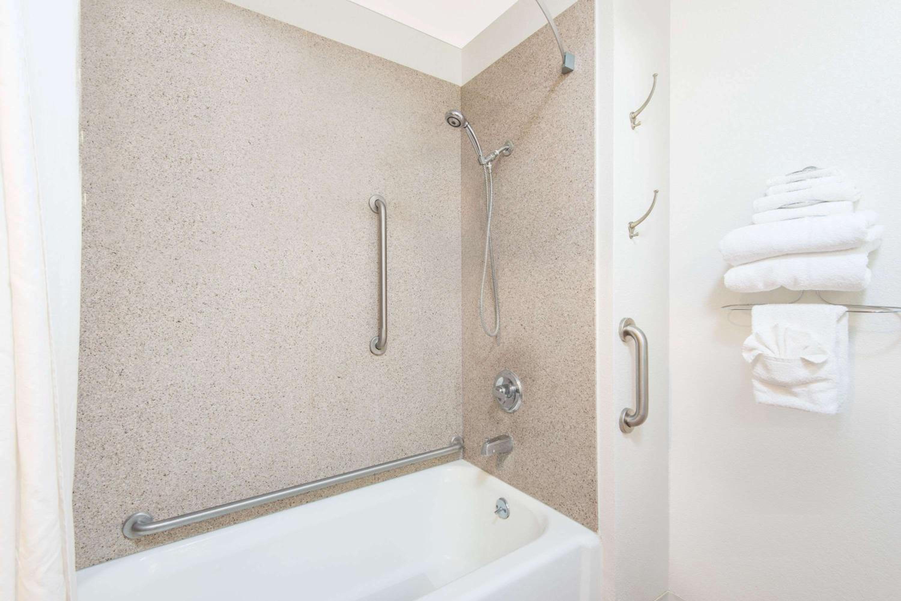 Santa Rosa Vacations - Super 8 by Wyndham Santa Rosa - Property Image 3