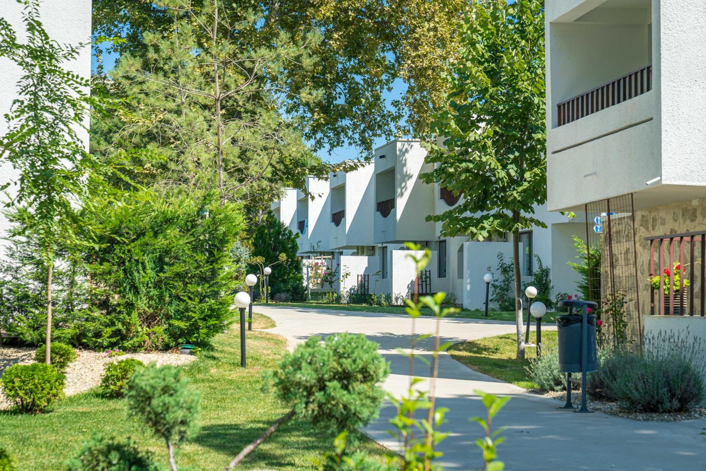 Hotel Mera Resort - Image 1