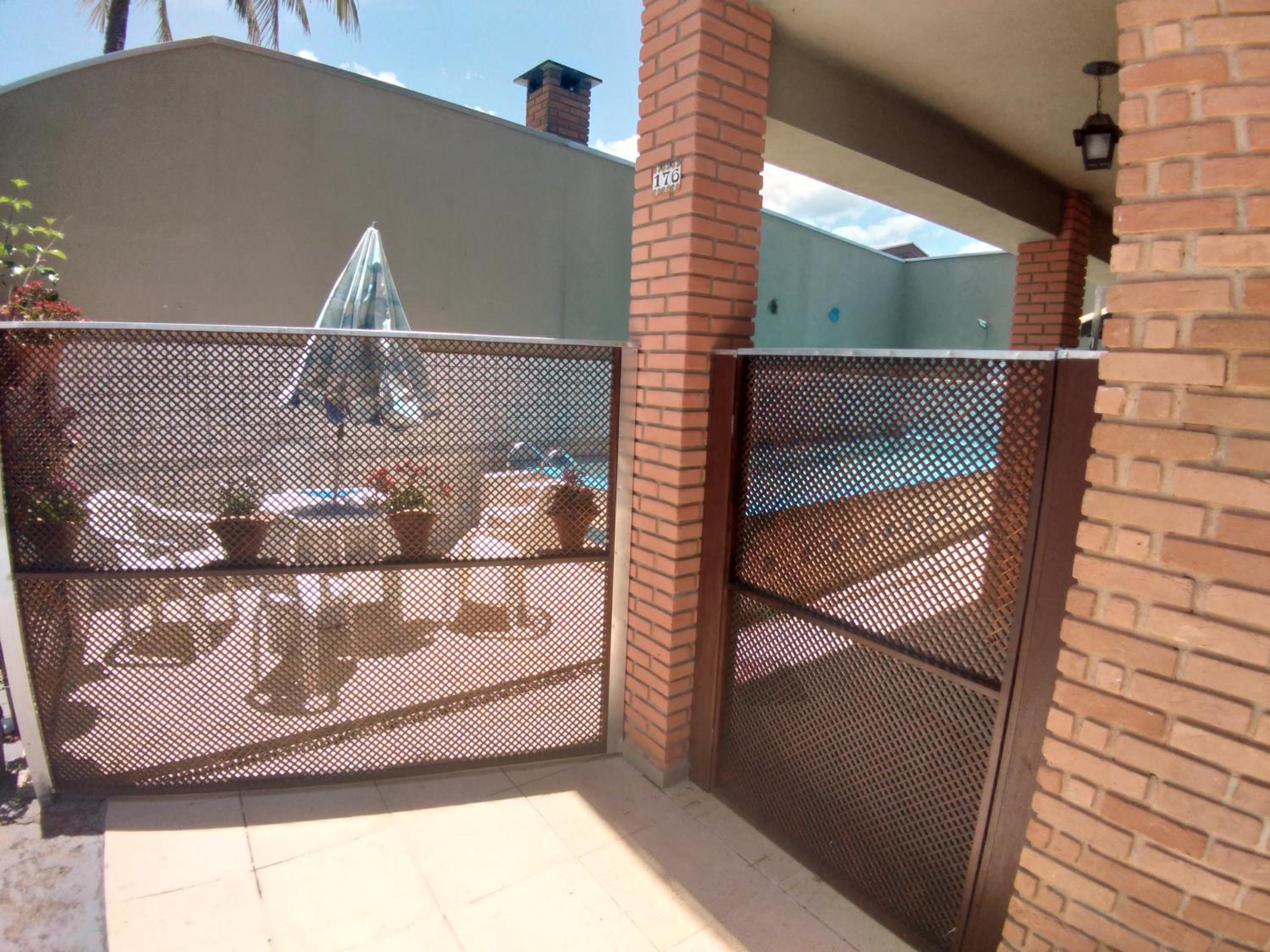 Sobrado com piscina em condomíno fechado a 150 M da praia