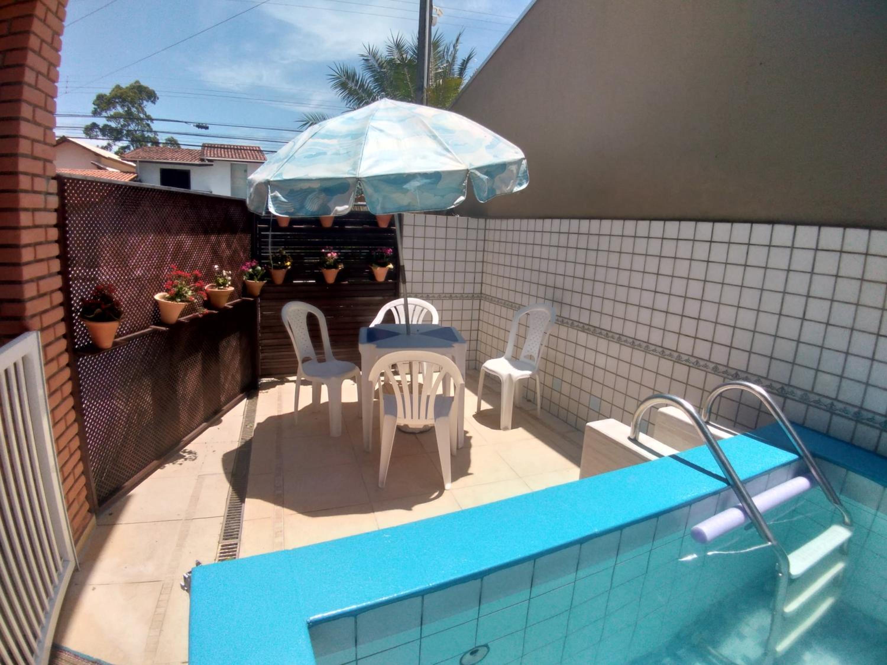 Sobrado com piscina em condomíno fechado a 150 M da praia