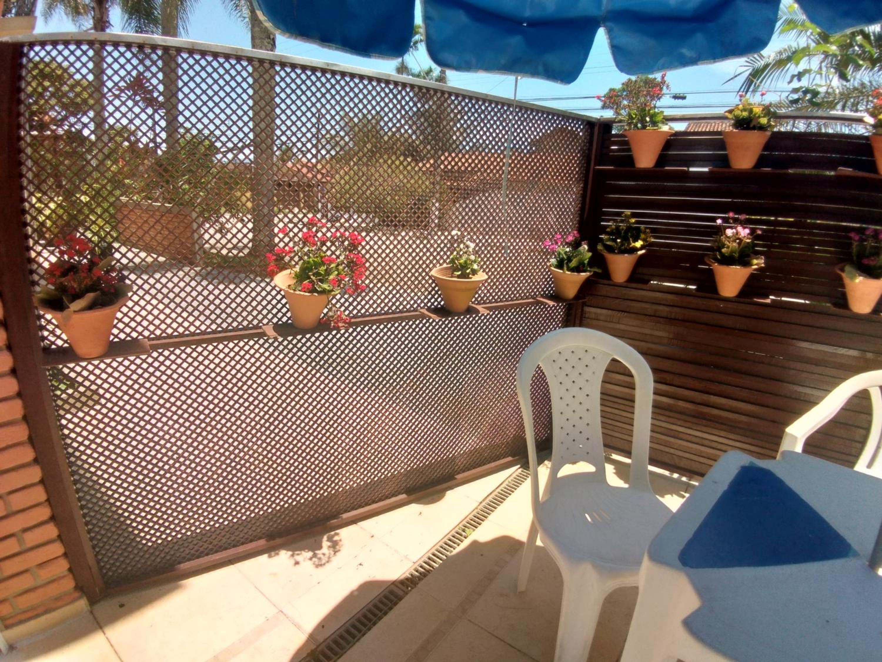 Sobrado com piscina em condomíno fechado a 150 M da praia