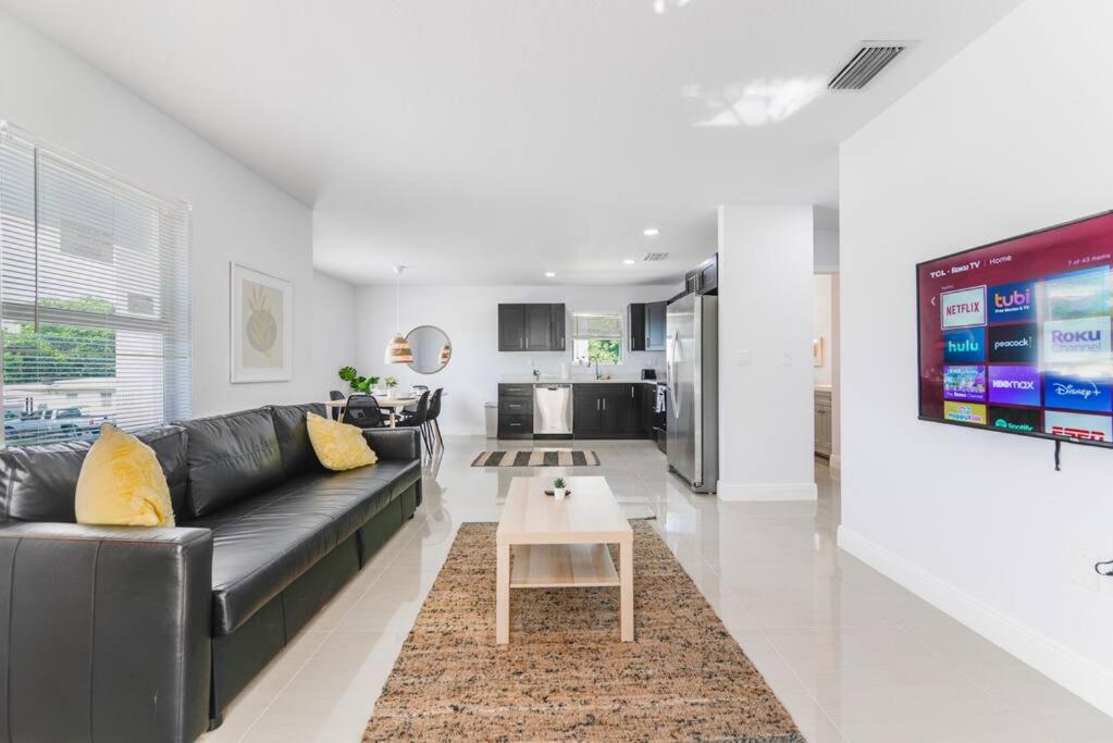 Lovely Apartment 3 Bedrooms 2 bathroom At Liberty City
