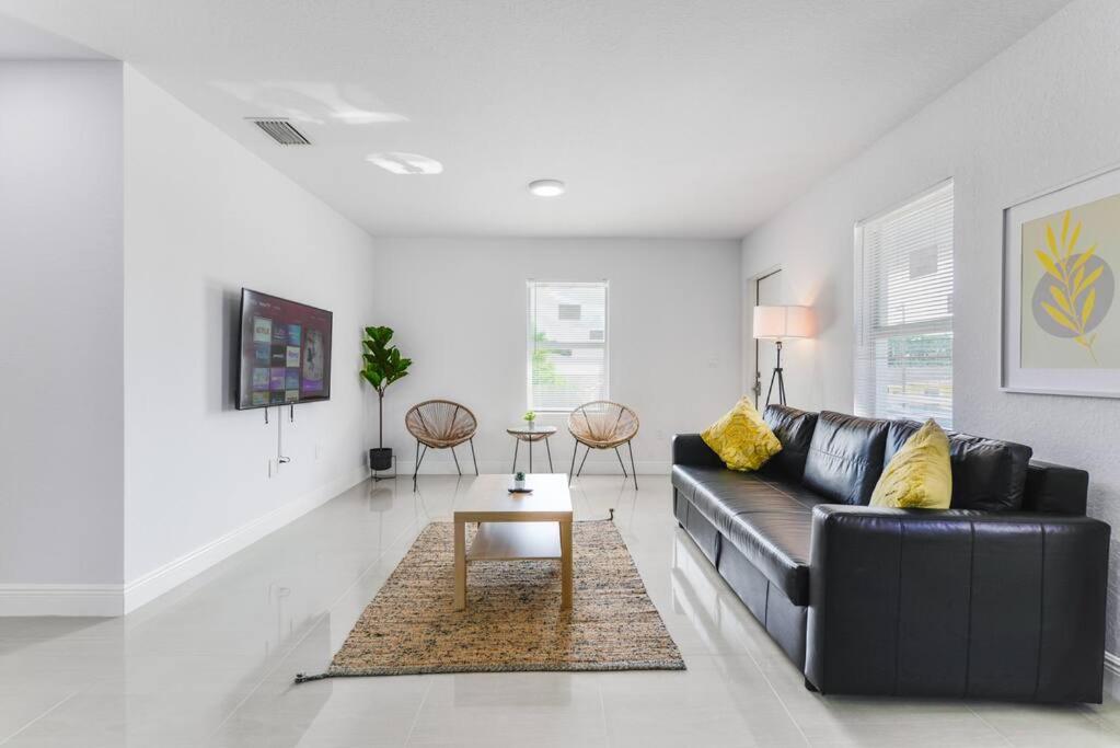 Lovely Apartment 3 Bedrooms 2 bathroom At Liberty City