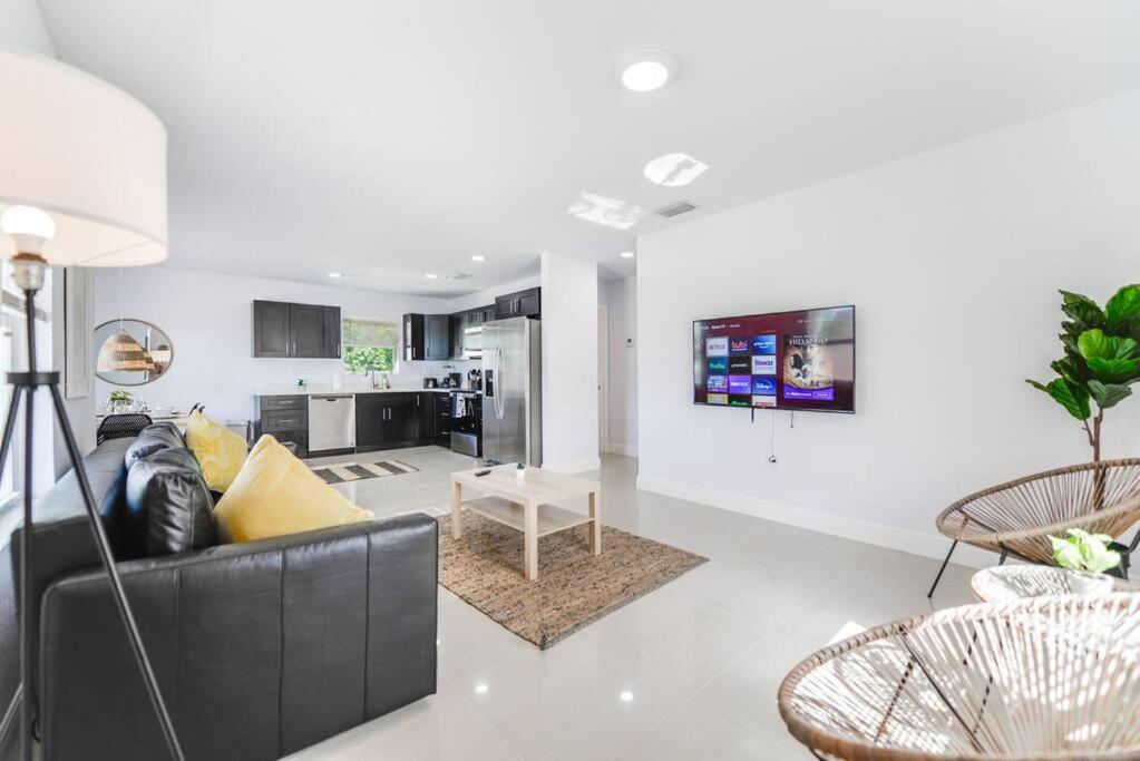 Lovely Apartment 3 Bedrooms 2 bathroom At Liberty City