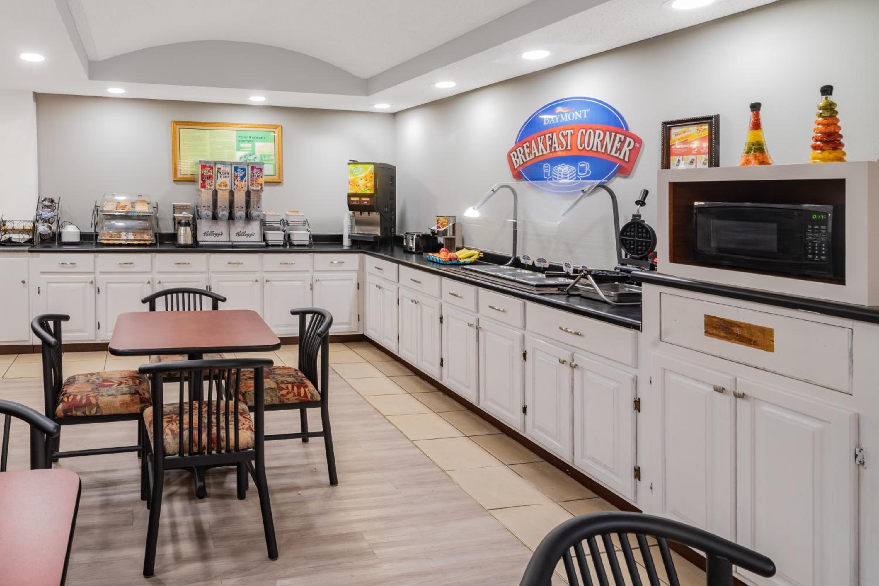 Newly Renovated Red Roof Inn & Suites Hinesville with breakfast, Zdjęcie 44