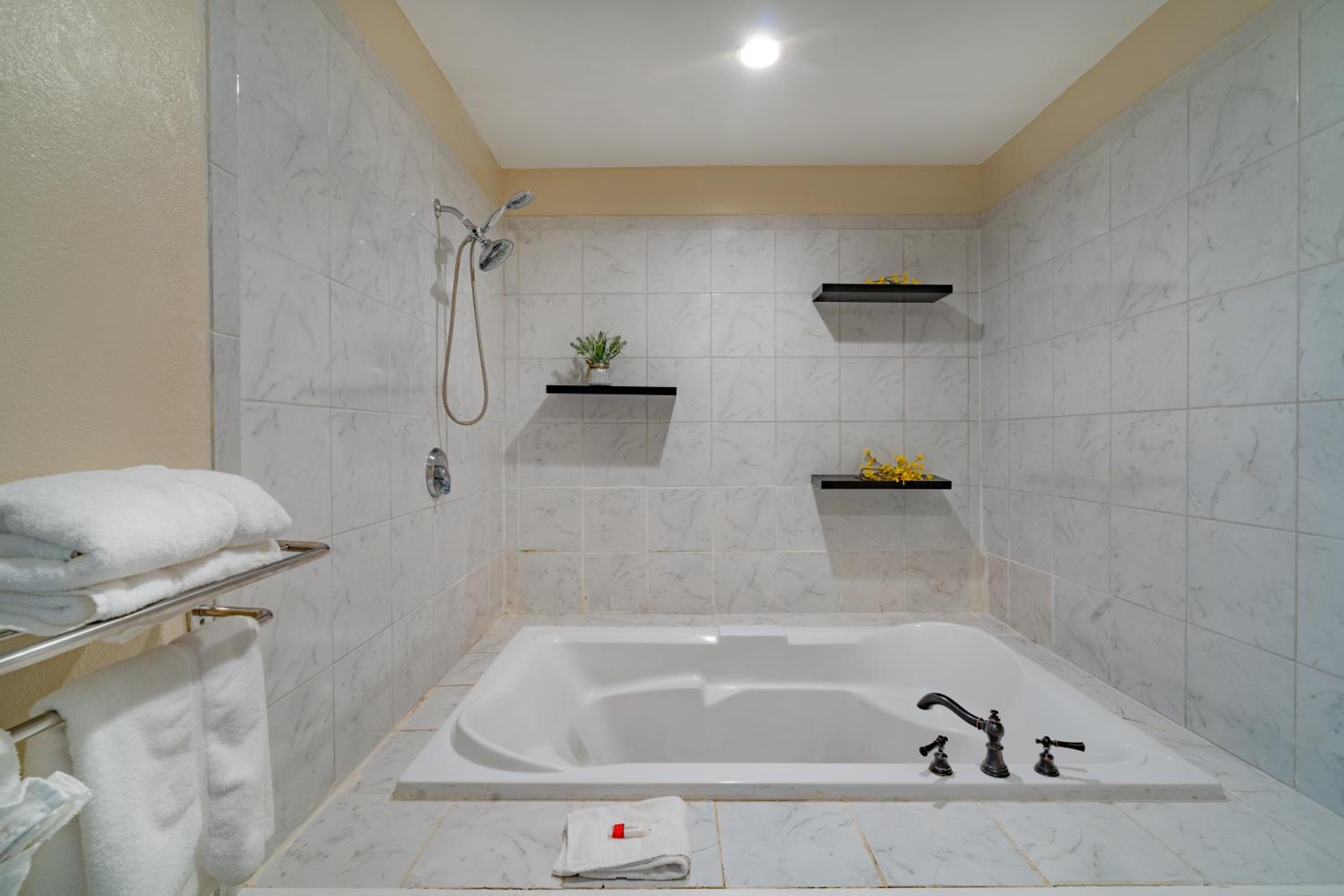 Newly Renovated Red Roof Inn & Suites Hinesville with breakfast, Zdjęcie 62