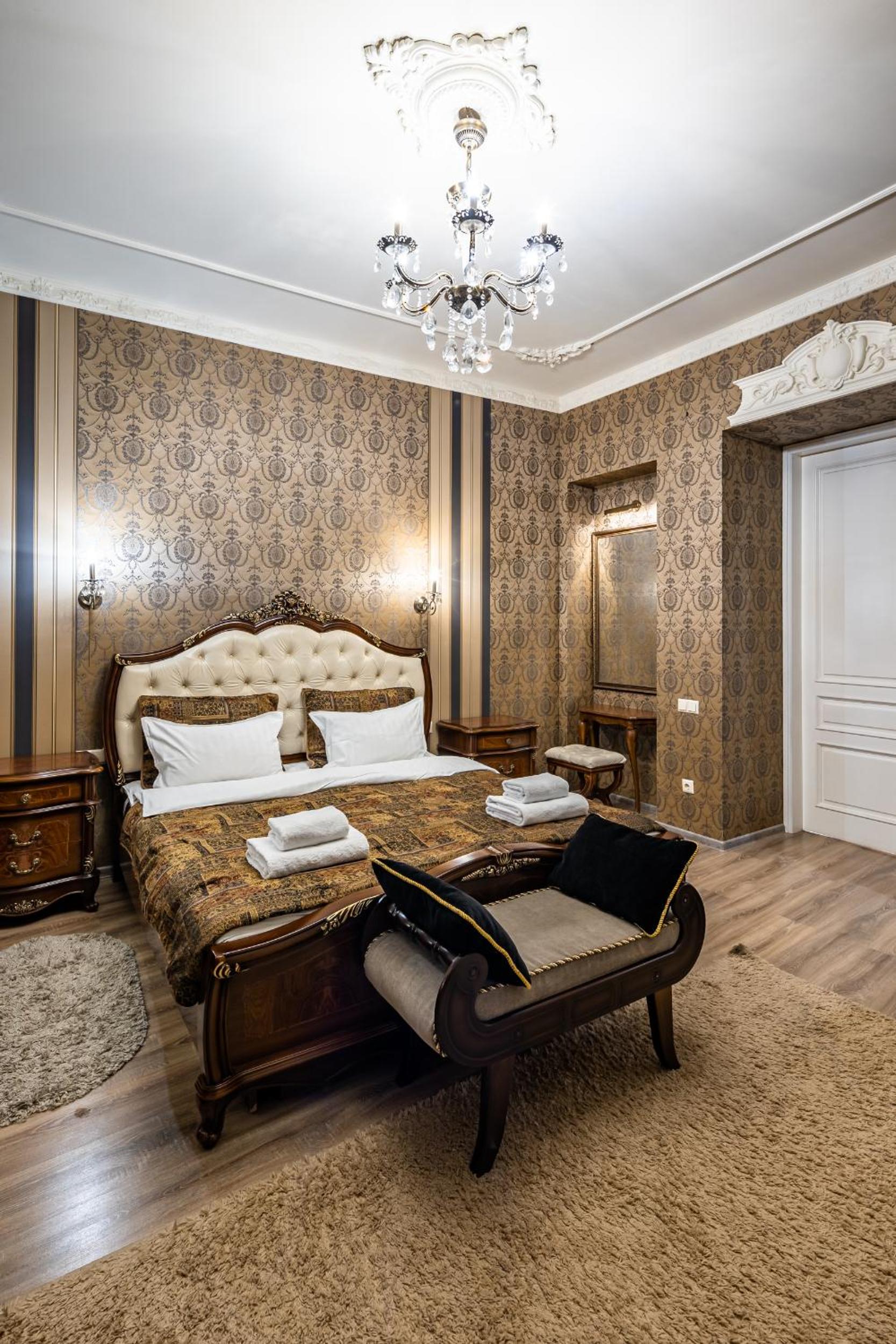 Classic Royal central apartment. Balcony and A/C view 2