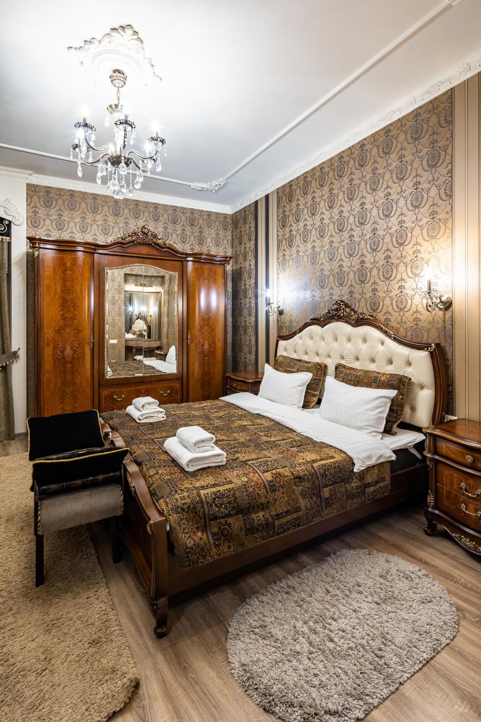 Classic Royal central apartment. Balcony and A/C view 3