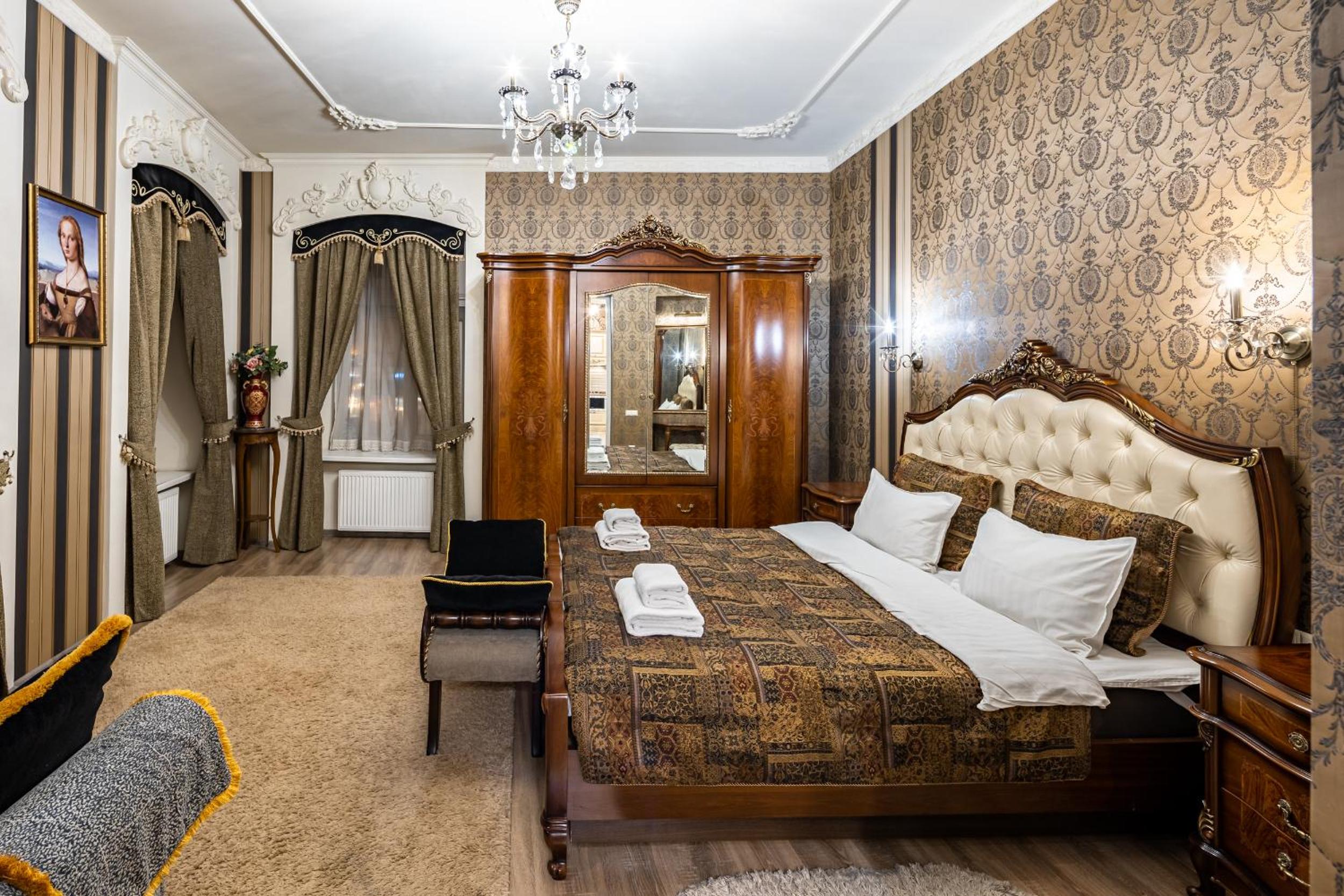 Classic Royal central apartment. Balcony and A/C view 4
