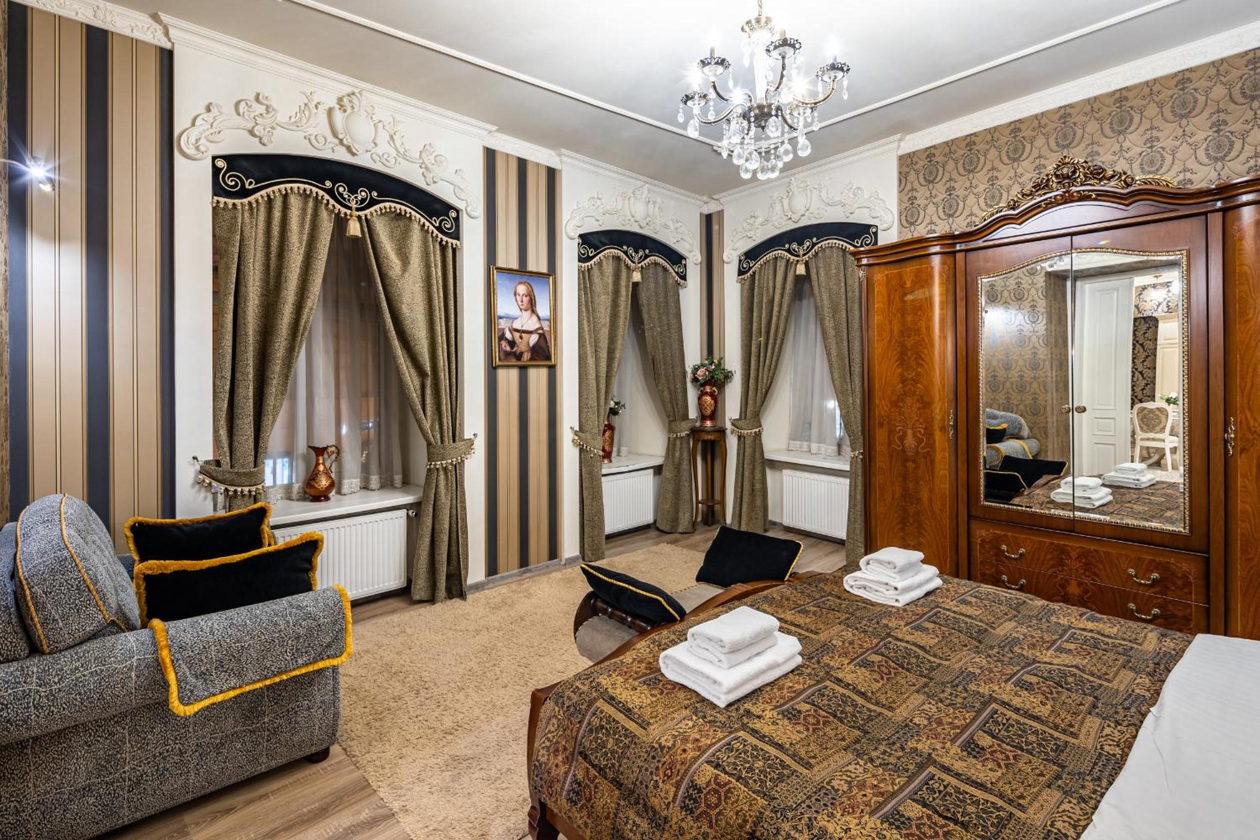 Classic Royal central apartment. Balcony and A/C view 5