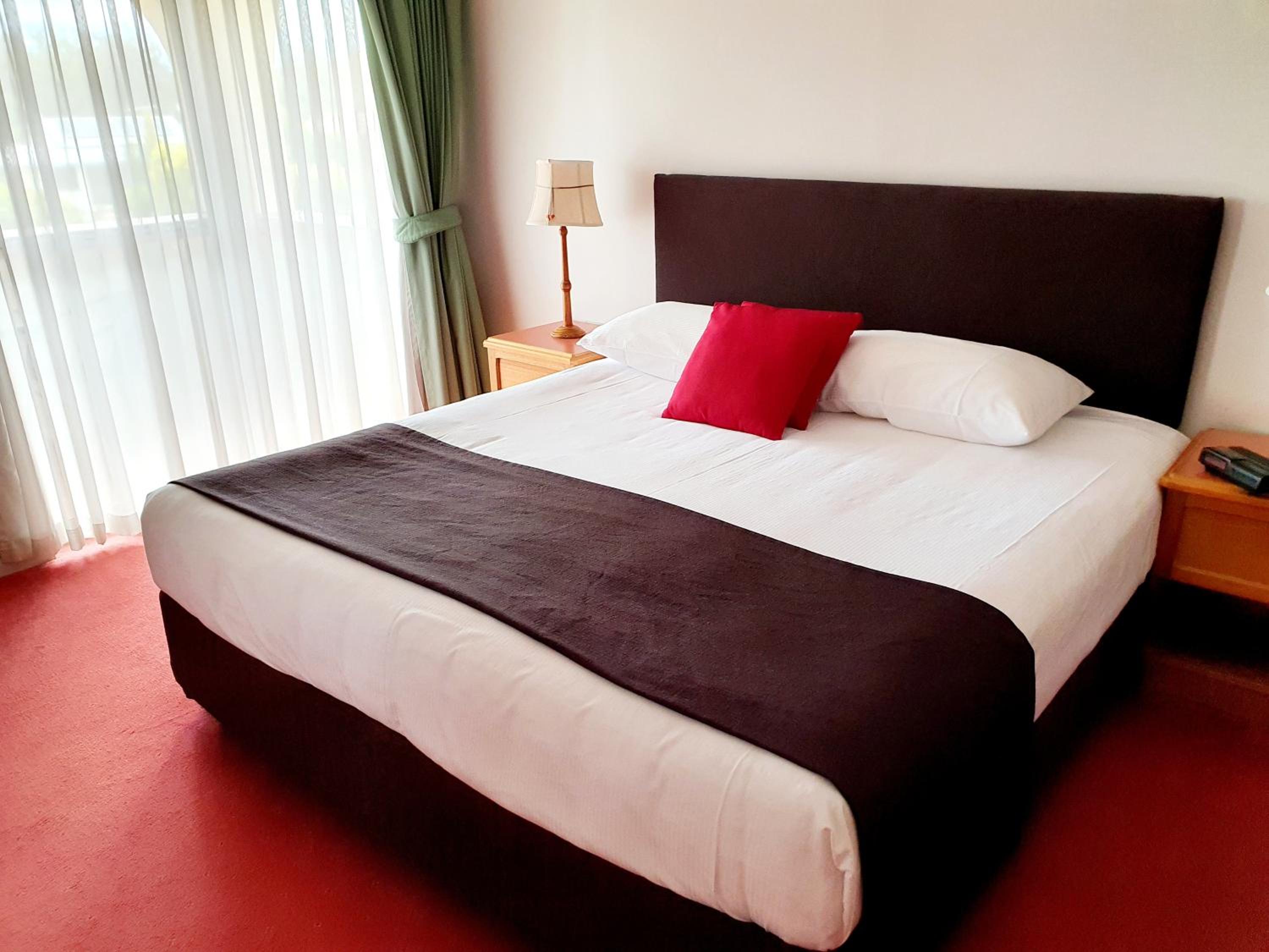 McNevins Warwick Motel