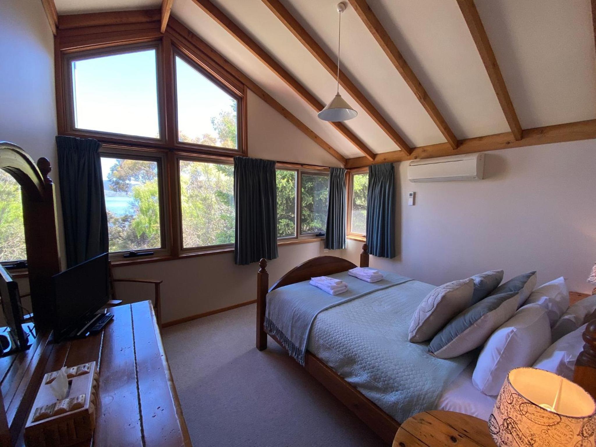 Edzell - 5BR Luxury Home l Amazing Lake Views l Games Room l Tennis Court l WiFi