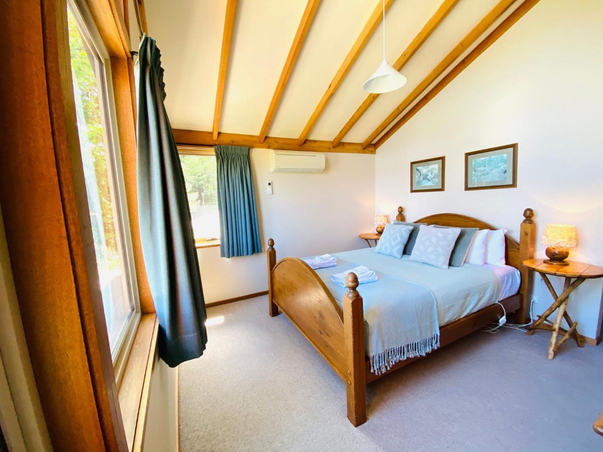 Edzell - 5BR Luxury Home l Amazing Lake Views l Games Room l Tennis Court l WiFi