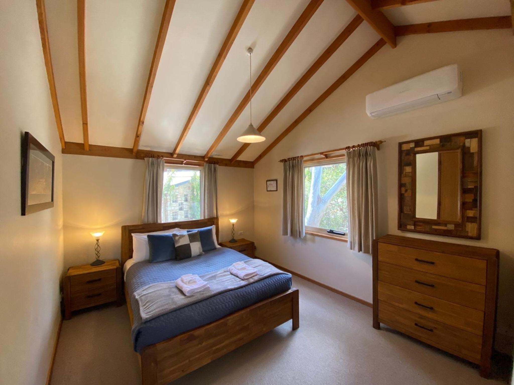 Edzell - 5BR Luxury Home l Amazing Lake Views l Games Room l Tennis Court l WiFi