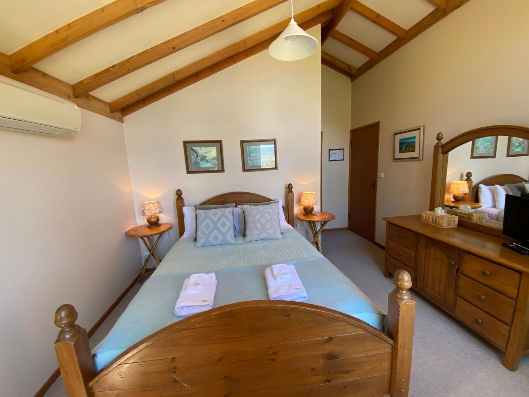 Edzell - 5BR Luxury Home l Amazing Lake Views l Games Room l Tennis Court l WiFi