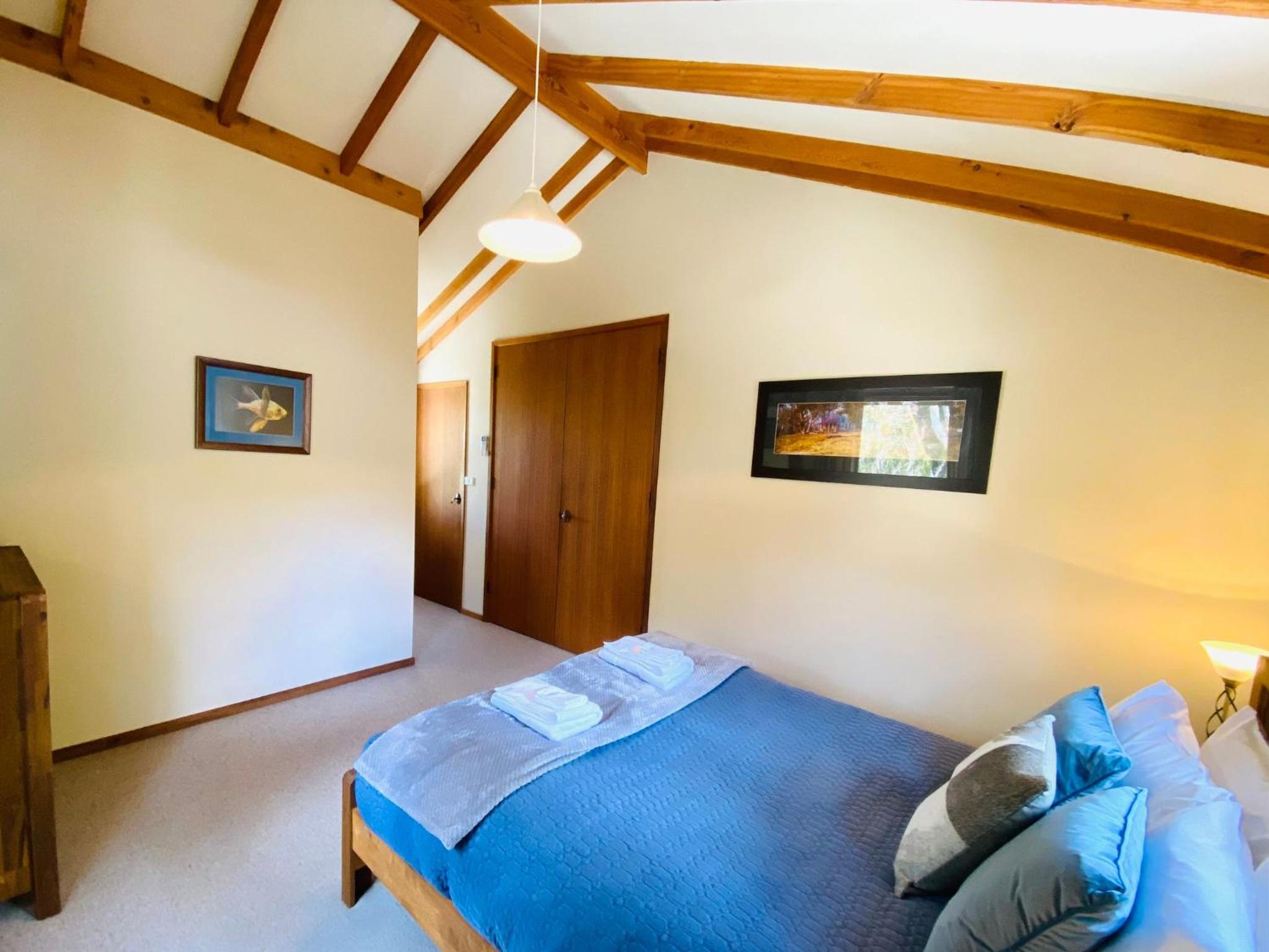 Edzell - 5BR Luxury Home l Amazing Lake Views l Games Room l Tennis Court l WiFi